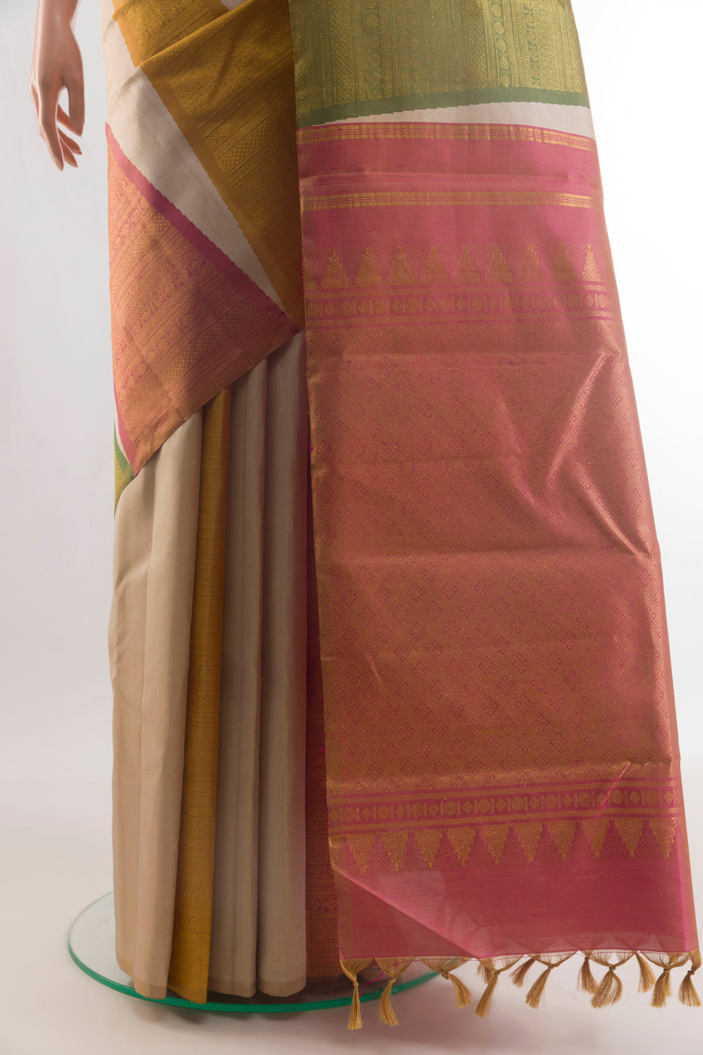 Pleats and pallu of Pure Silk Cream Kanchipuram Saree with Plain Body and Temple Border. 