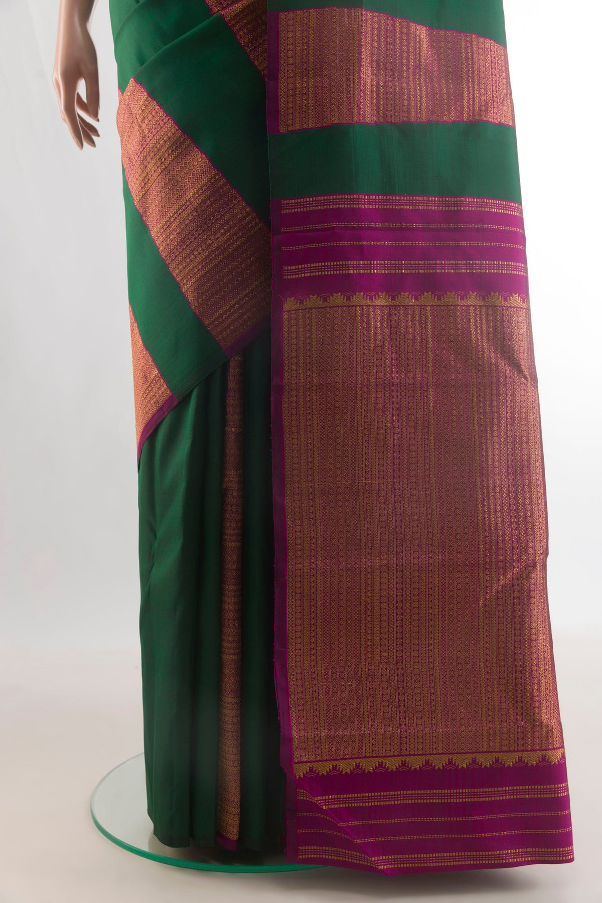 Pleats and pallu of Pure Silk Green Kanchipuram Saree with Plain Body and Temple Border. 