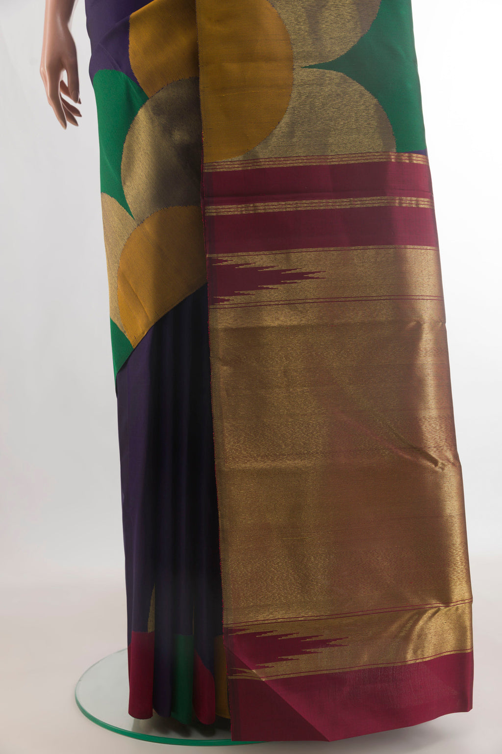 Pleats and pallu of Pure Silk Navy Blue Kanchipuram Saree with Plain Body and Fancy Border. 