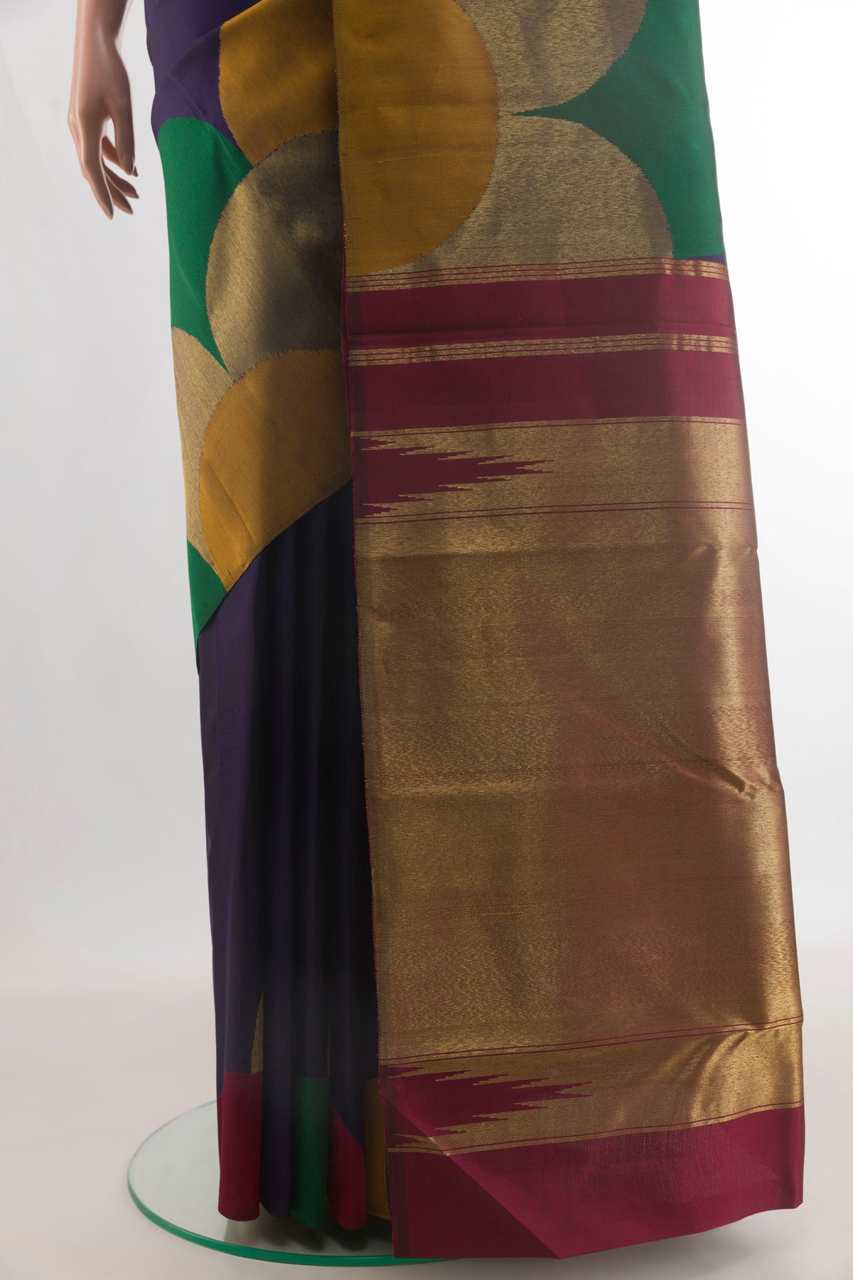 Pleats and pallu of Pure Silk Navy Blue Kanchipuram Saree with Plain Body and Fancy Border. 