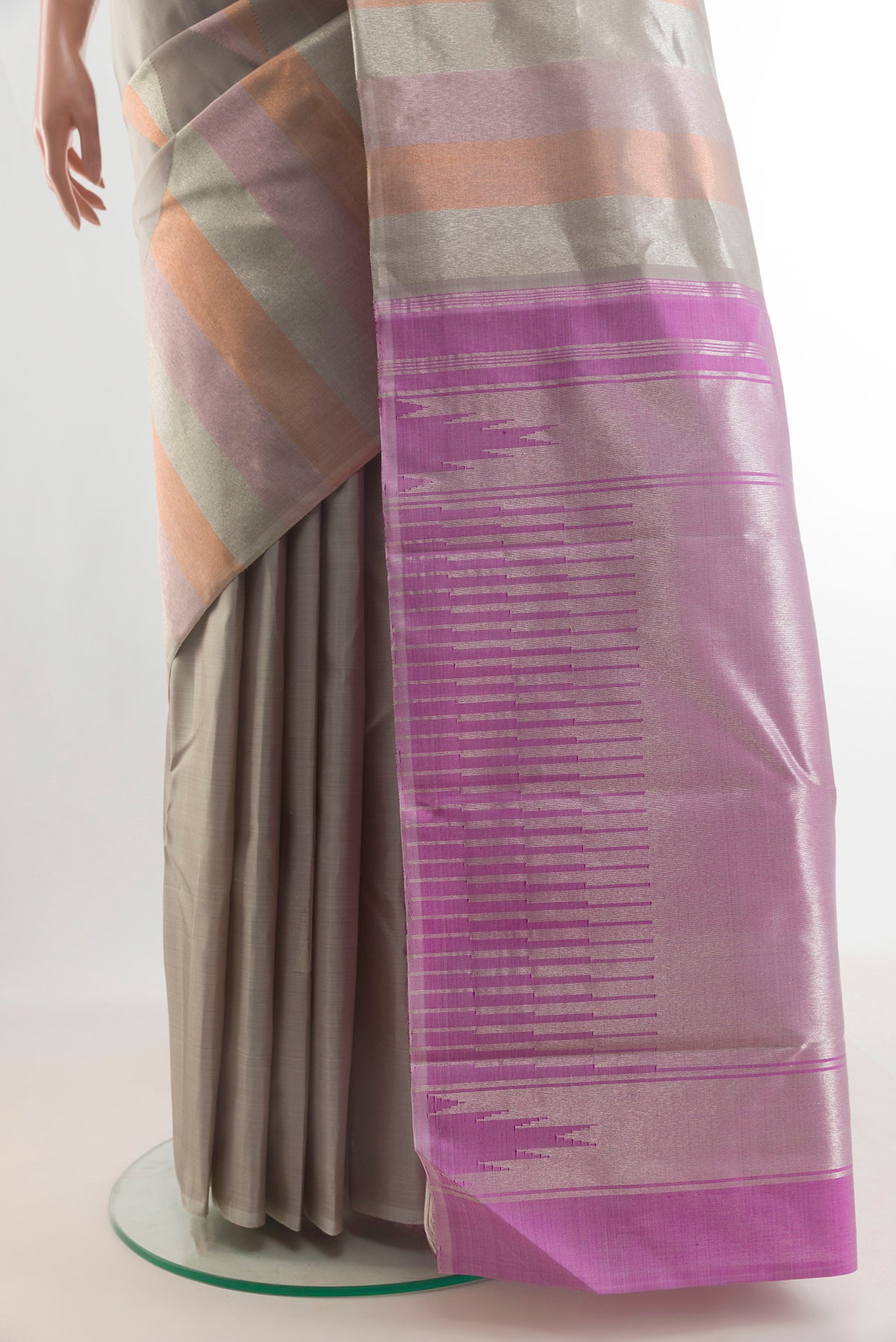 Pleats and pallu of Pure Silk Beige Kanchipuram Saree with Zig Zag design on the body and Without Border. 