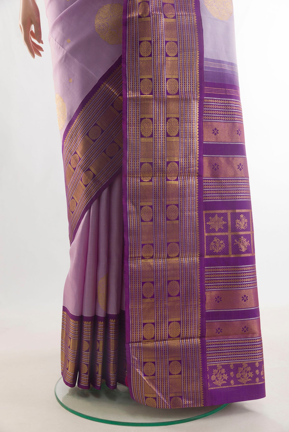 Pleats and pallu of Pure Silk Lavender Kanjivaram Saree with Zari Butta on the body and Zari Border. 