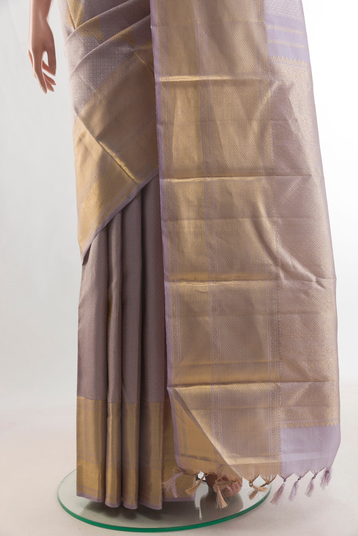 Pleats and pallu of Pure Silk Lavender Kanjivaram Saree with Jacquard With Zari Butta on the body and Zari Border. 