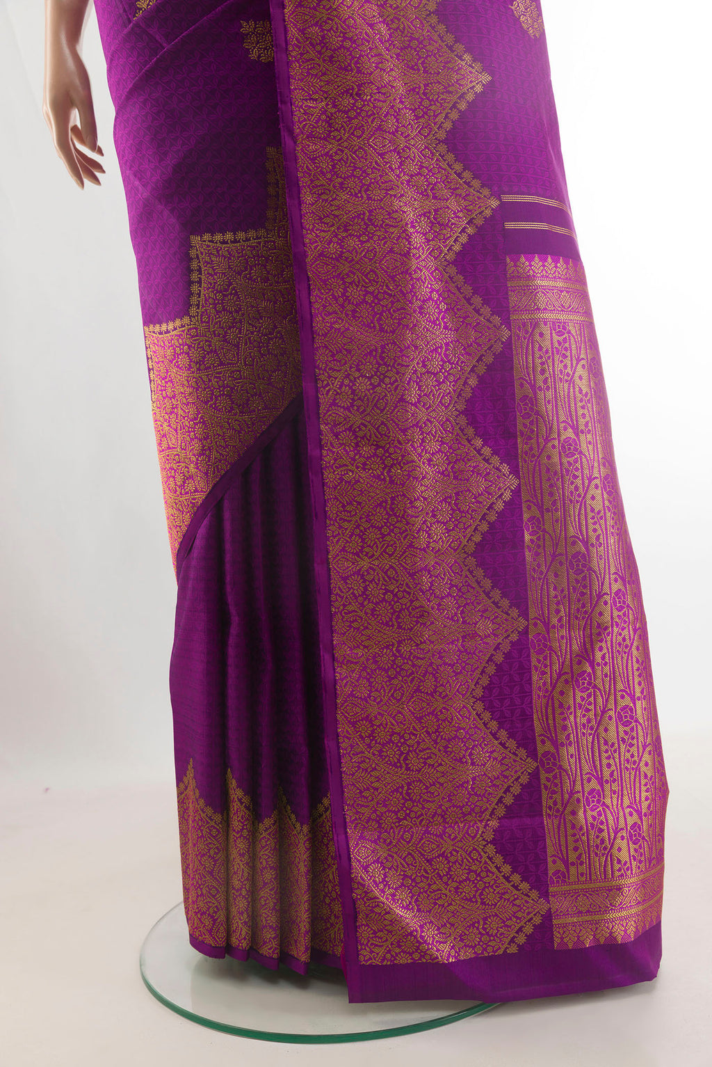 Pleats and pallu of Pure Silk Purple Kanchipuram Saree with Jacquard With Zari Butta on the body and Zari Border. 
