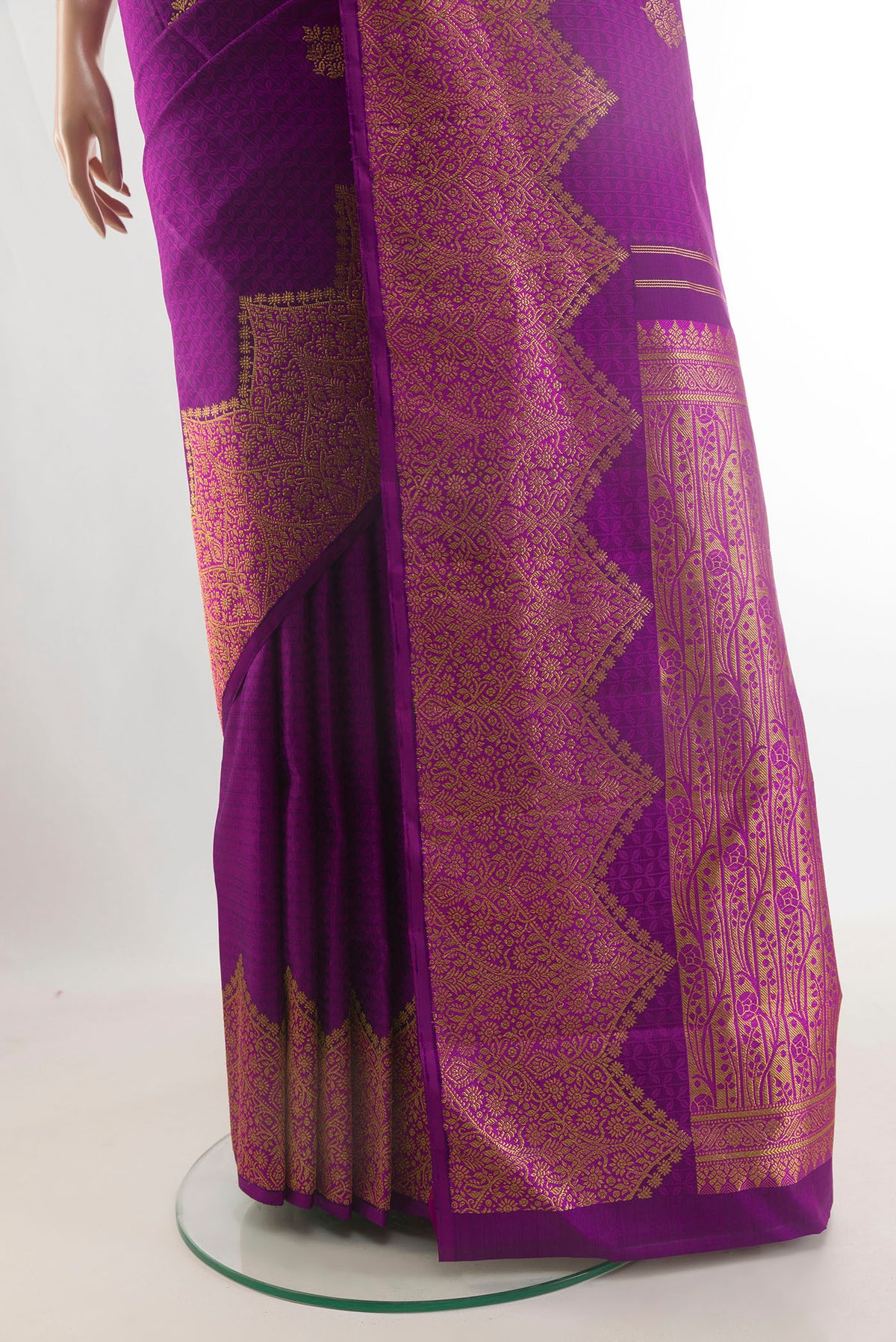 Pleats and pallu of Pure Silk Purple Kanchipuram Saree with Jacquard With Zari Butta on the body and Zari Border. 