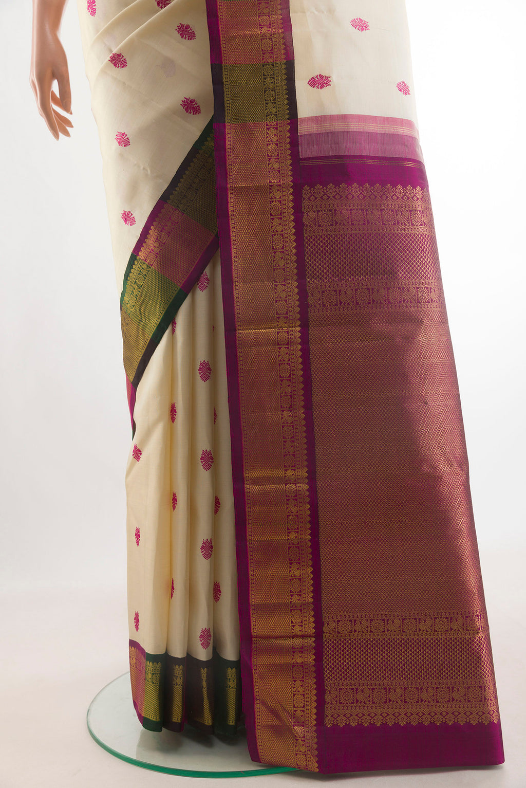 Pleats and pallu of Pure Silk Off White Kanjivaram Saree with Thread Butta on the body and Zari Border. 