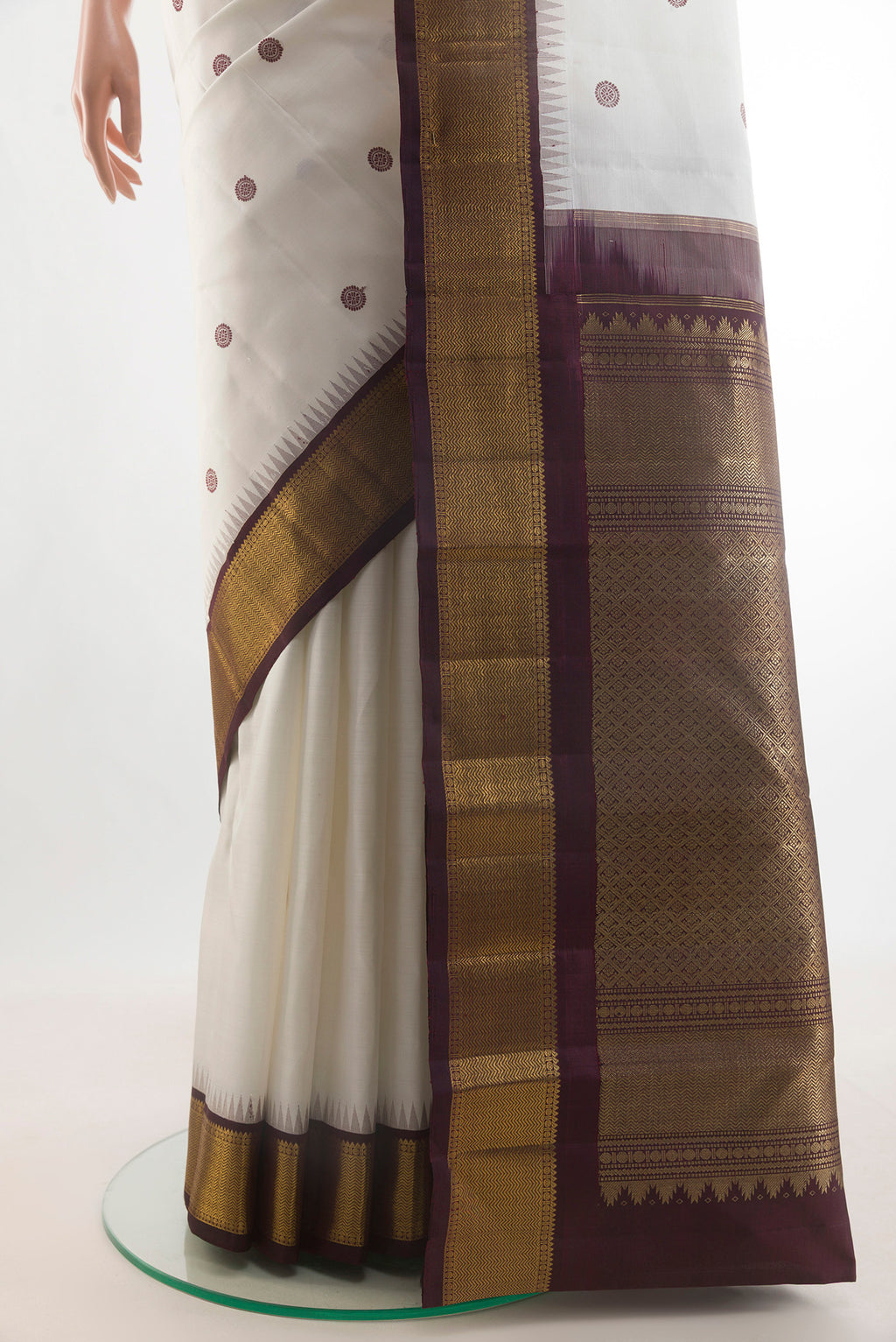 Pleats and pallu of Pure Silk White Kanchipuram Saree with Thread Butta on the body and Zari Border. 