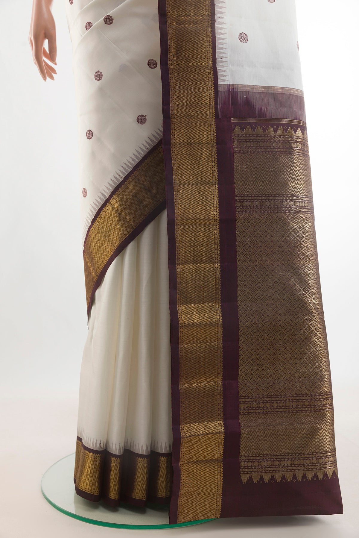 Pleats and pallu of Pure Silk White Kanchipuram Saree with Thread Butta on the body and Zari Border. 