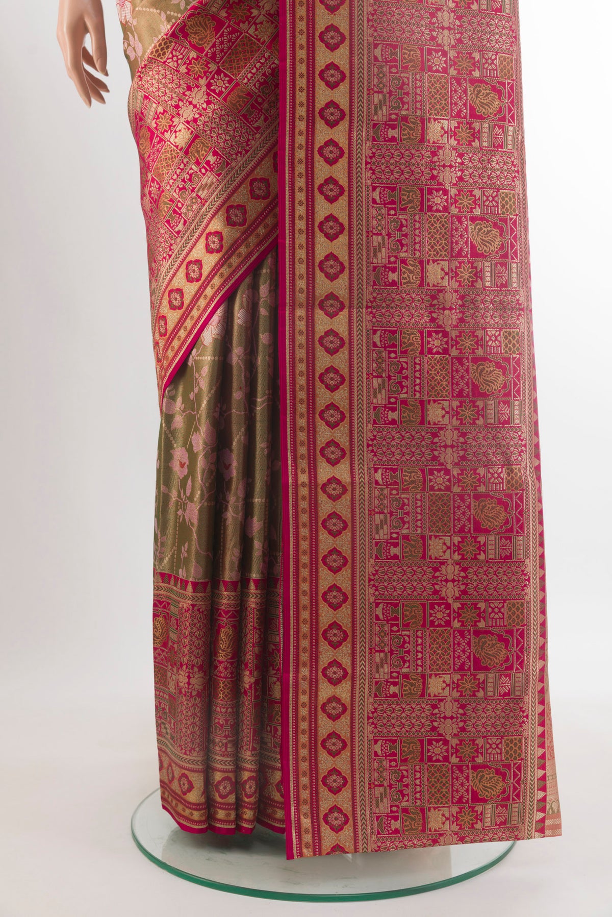 Pleats and pallu of Pure Silk Mehandi Green Kanchipuram Saree with Zari Brocade on the body and Zari Border. 