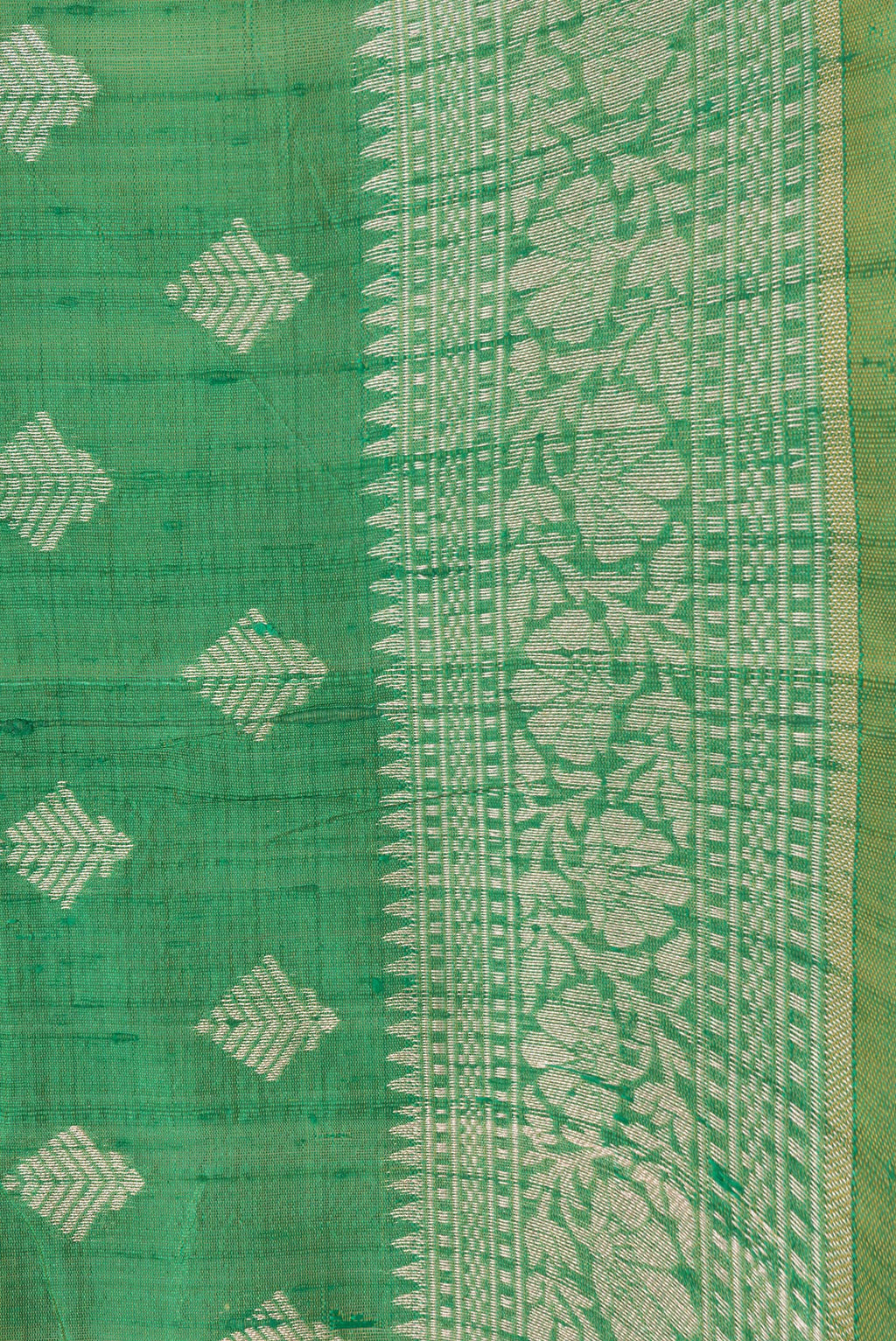Border image of Green Dual Tone Raw Silk Saree with Zari Butta on the body and Zari Border. 