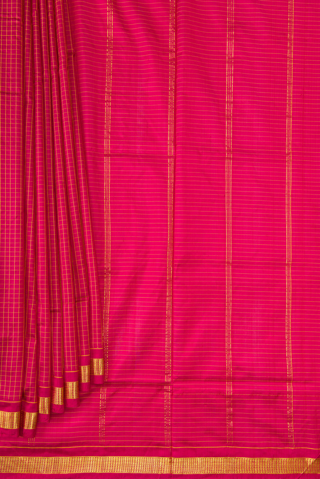 Pleats and pallu of Maroon Dual Tone Kanchipuram Silk Nine Yards Saree with Checked design on the body and Zari Border. 