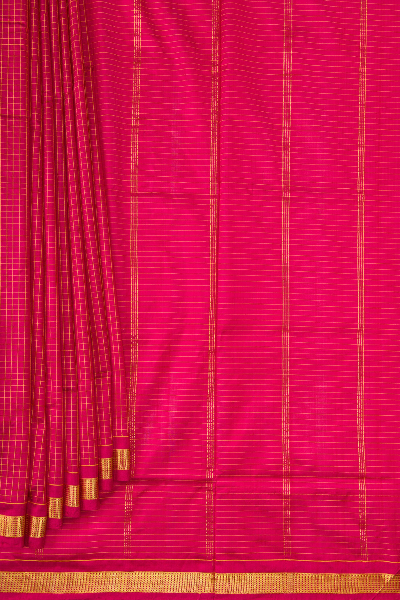 Pleats and pallu of Maroon Dual Tone Kanchipuram Silk Nine Yards Saree with Checked design on the body and Zari Border. 