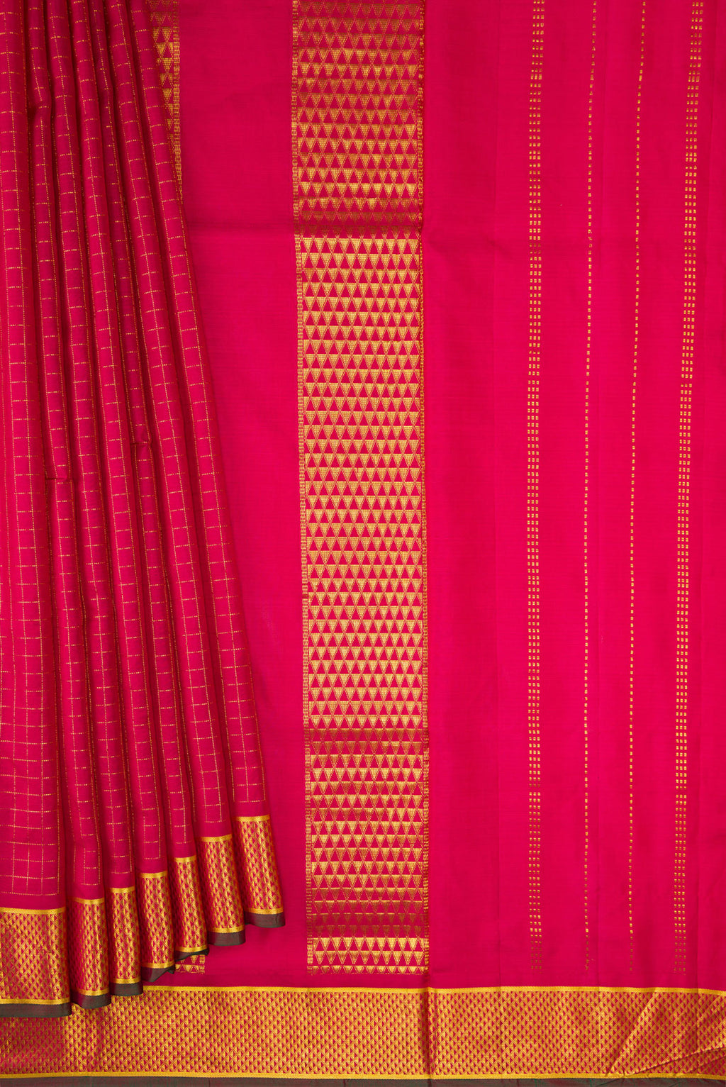Pleats and pallu of Maroon Dual Tone Kanchipuram Silk Nine Yards Saree with Checked design on the body and Zari Border. 