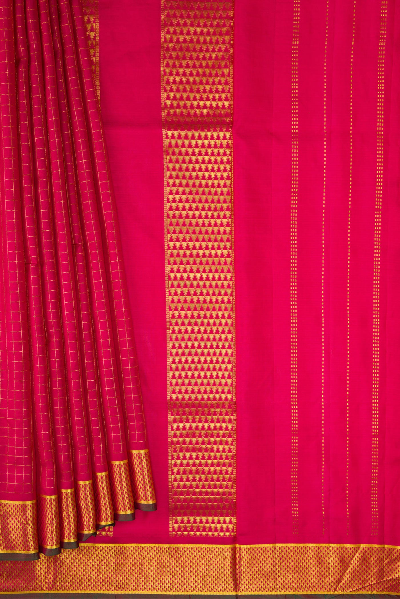 Pleats and pallu of Maroon Dual Tone Kanchipuram Silk Nine Yards Saree with Checked design on the body and Zari Border. 