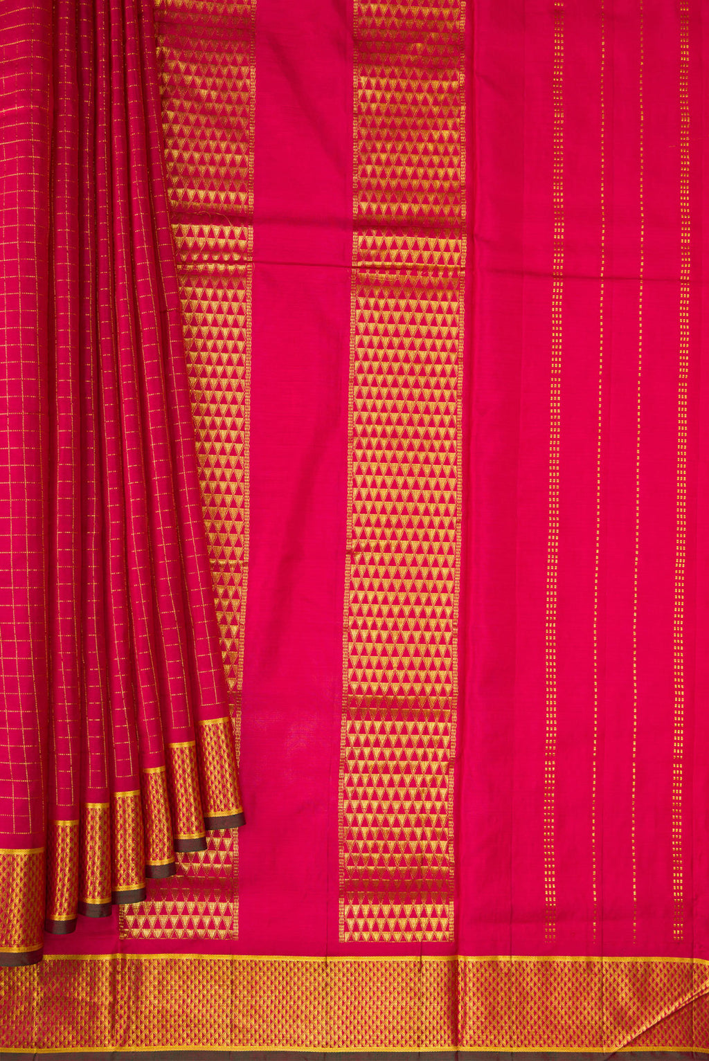 Pleats and pallu of Red Dual Tone Kanchipuram Silk Saree with Checked design on the body and Zari Border. 