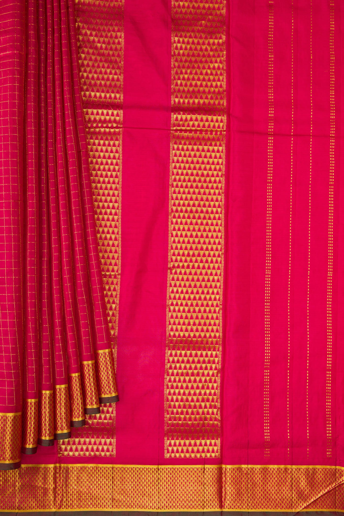 Pleats and pallu of Red Dual Tone Kanchipuram Silk Saree with Checked design on the body and Zari Border. 