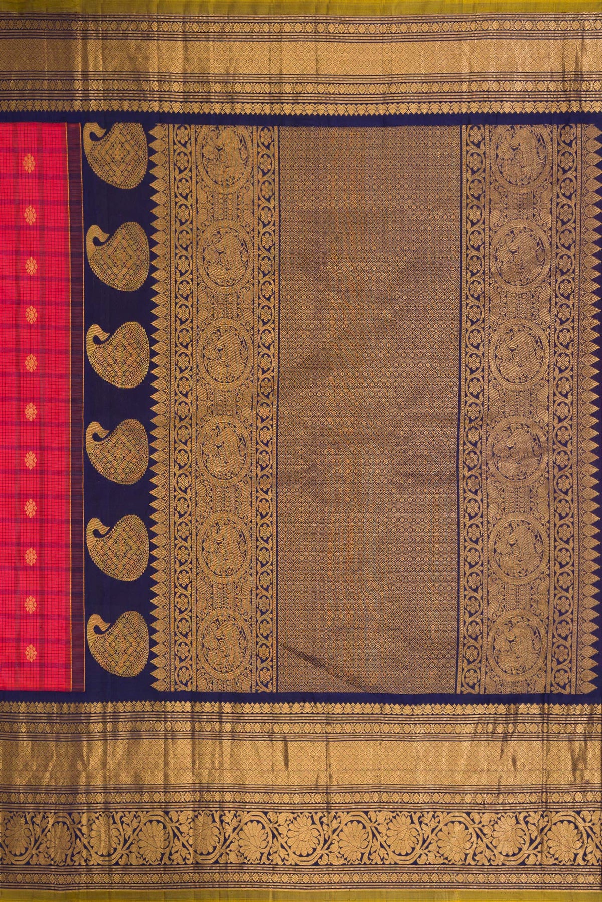 Close up image of the pallu of Dark Pink Dual Tone Gadwal Silk Saree with Zari Butta on the body and Zari Border. 