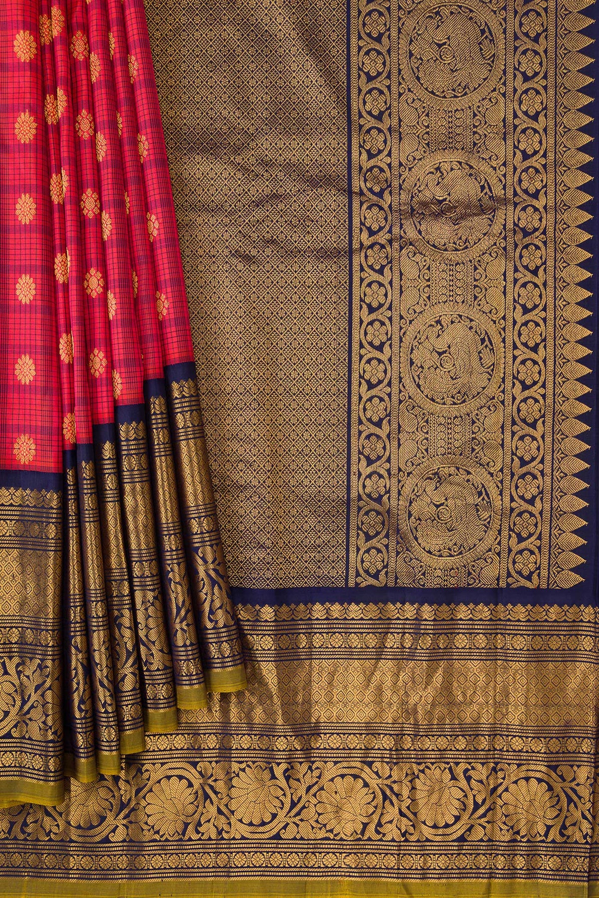 Pleats and pallu of Dark Pink Dual Tone Gadwal Silk Saree with Zari Butta on the body and Zari Border. 