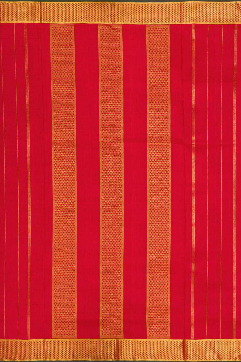 Close up image of the pallu of Red Dual Tone Kanchipuram Silk Nine Yards Saree with Checked design on the body and Zari Border. 