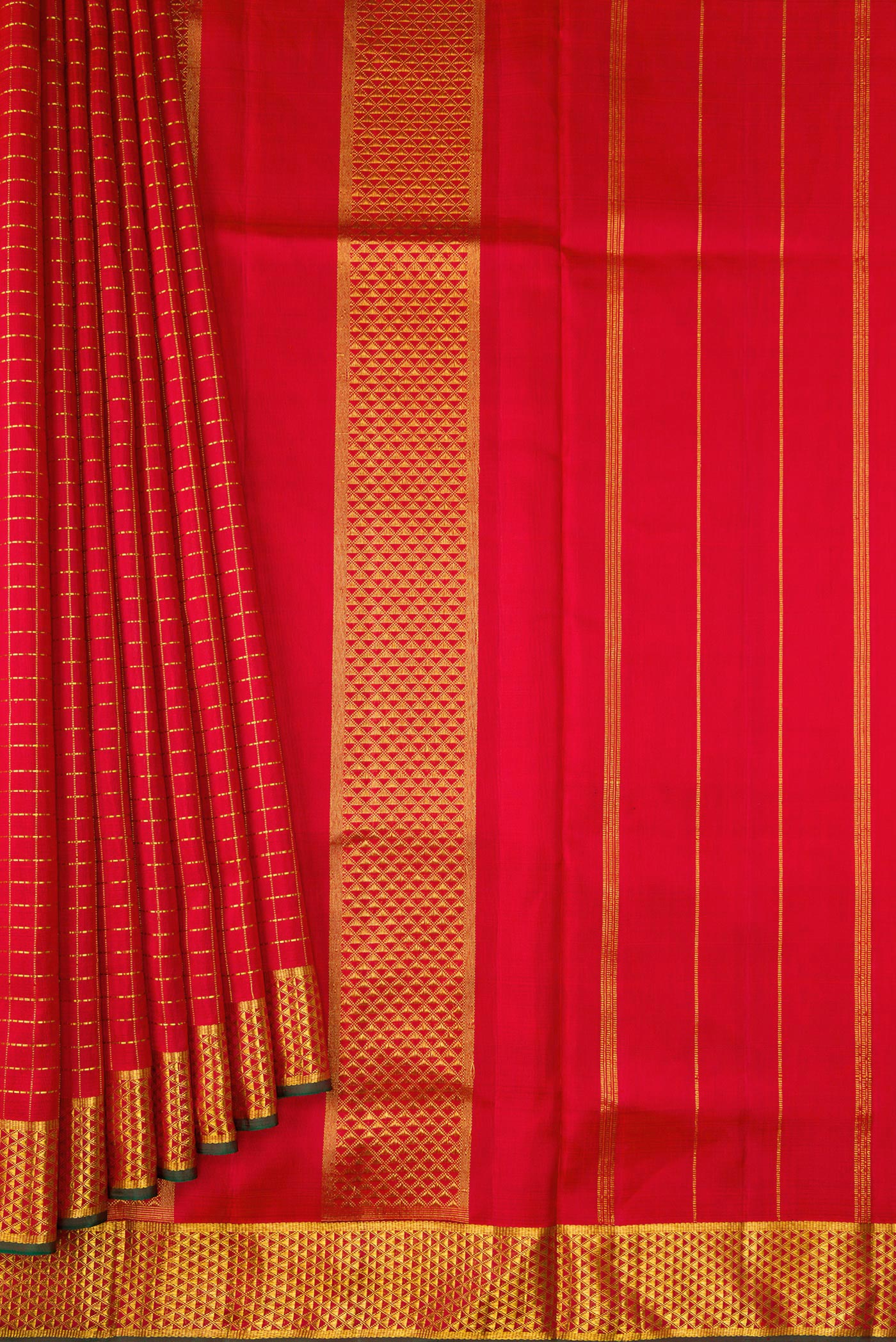 Pleats and pallu of Red Dual Tone Kanchipuram Silk Nine Yards Saree with Checked design on the body and Zari Border. 