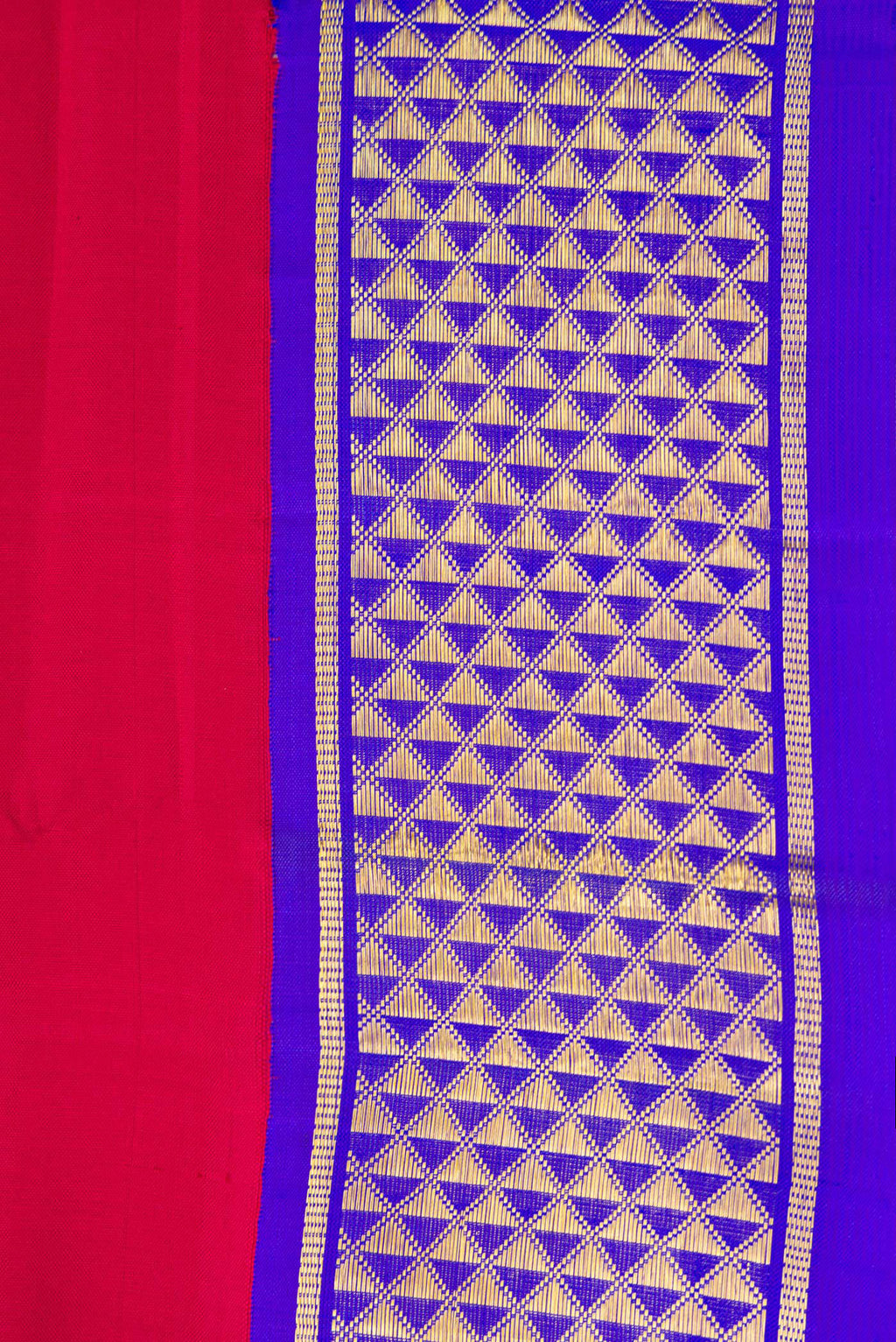 Border image of Pure Silk Pure Zari Maroon Dual Tone Kanjivaram Nine Yards Saree with Plain Body and Zari Border. 