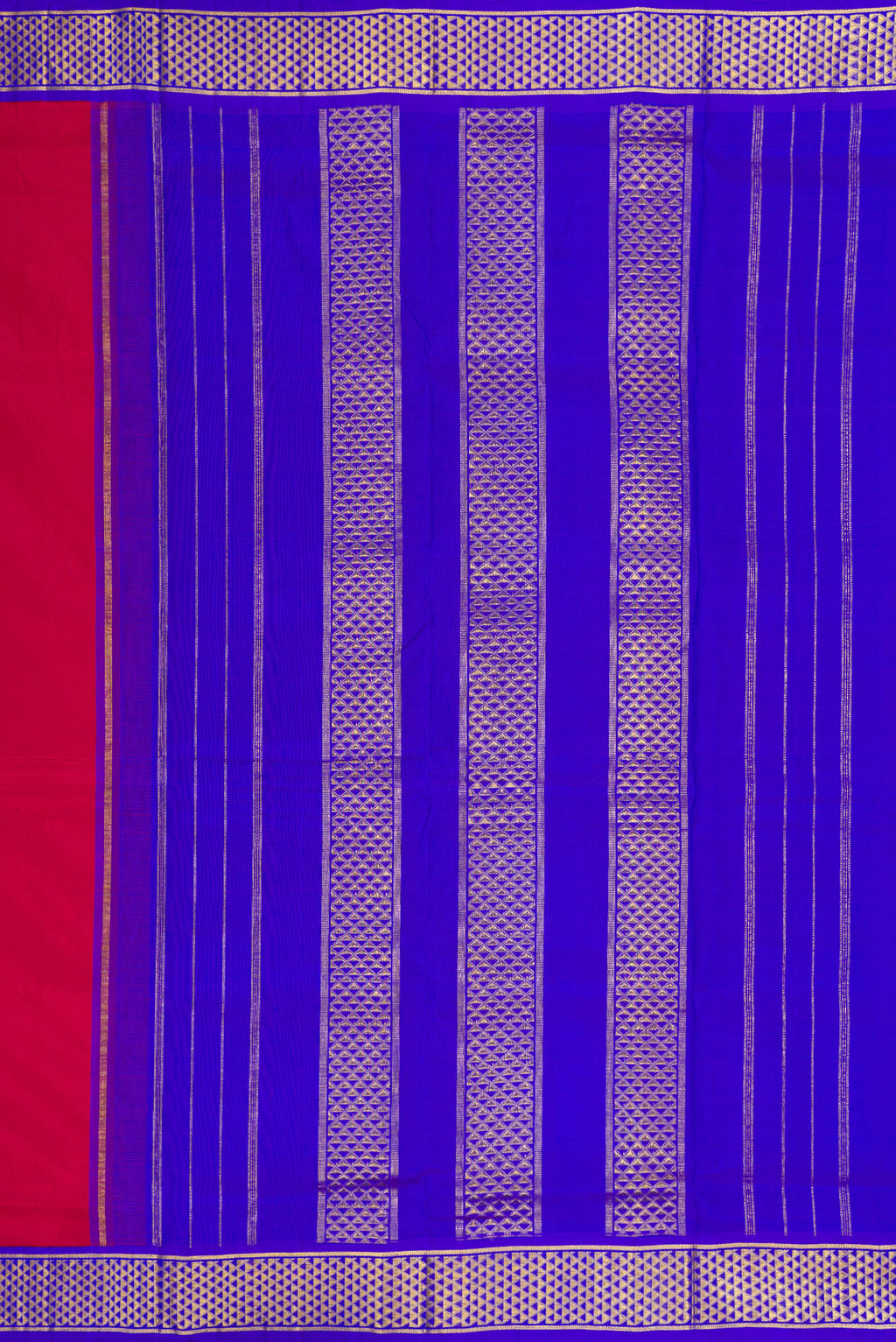 Close up image of the pallu of Pure Silk Pure Zari Maroon Dual Tone Kanjivaram Nine Yards Saree with Plain Body and Zari Border. 