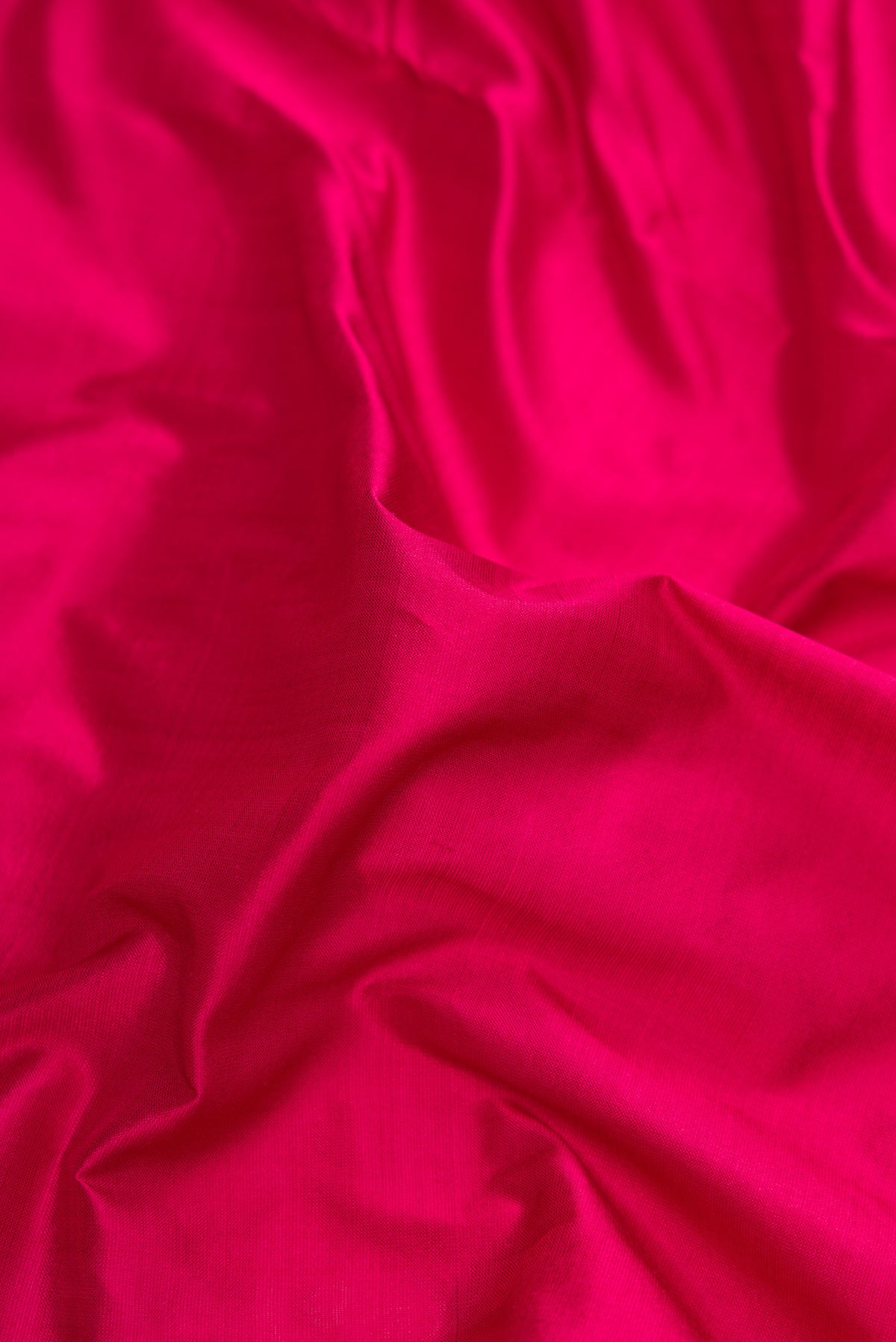 Close up of Magenta Dual Tone Kanjivaram Silk Nine Yards Saree with Plain Body and Zari Border.  displaying folds