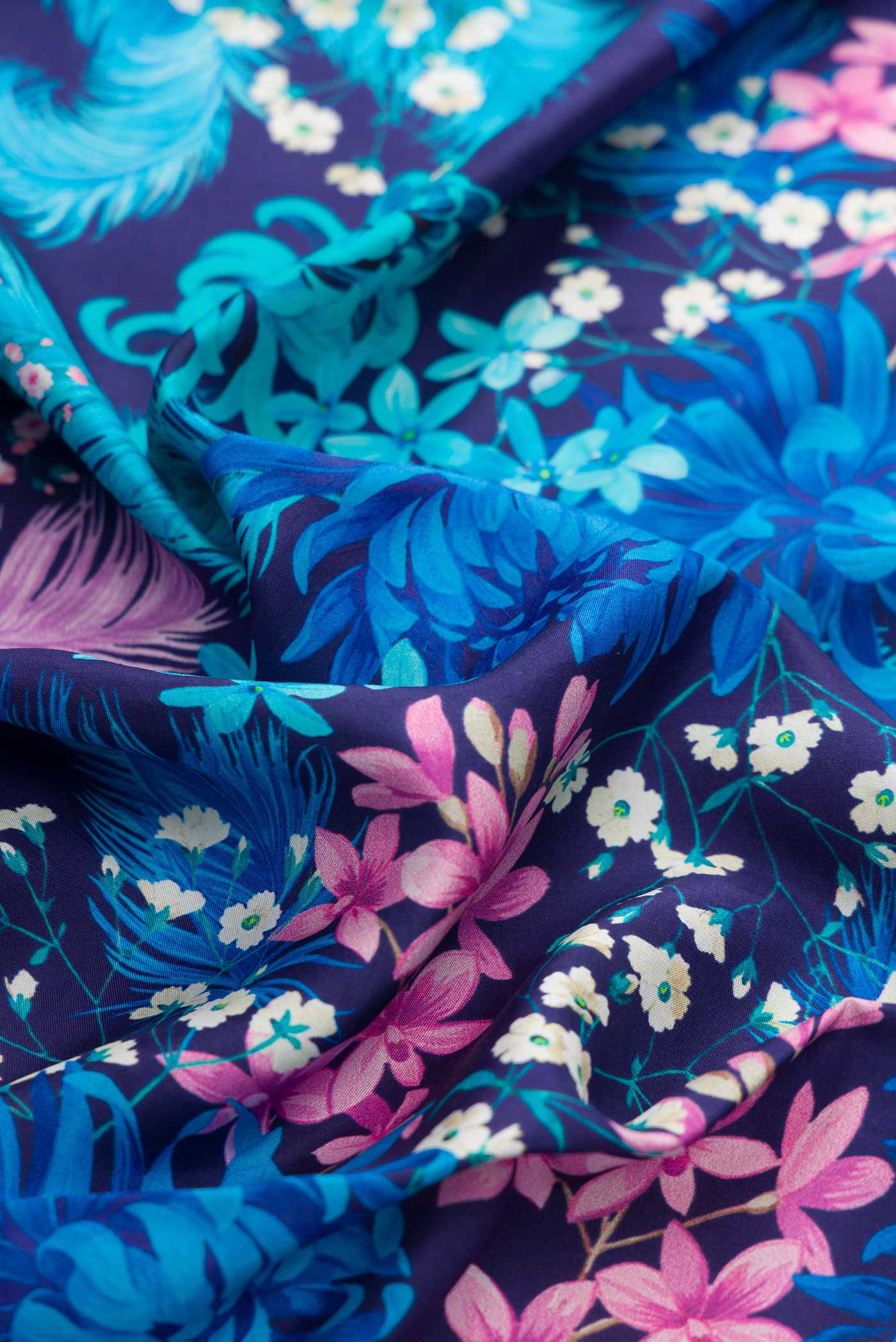 Close up of Blue Dual Tone Kanchipuram Silk SareePrinted design on the body and Zari Border displaying folds