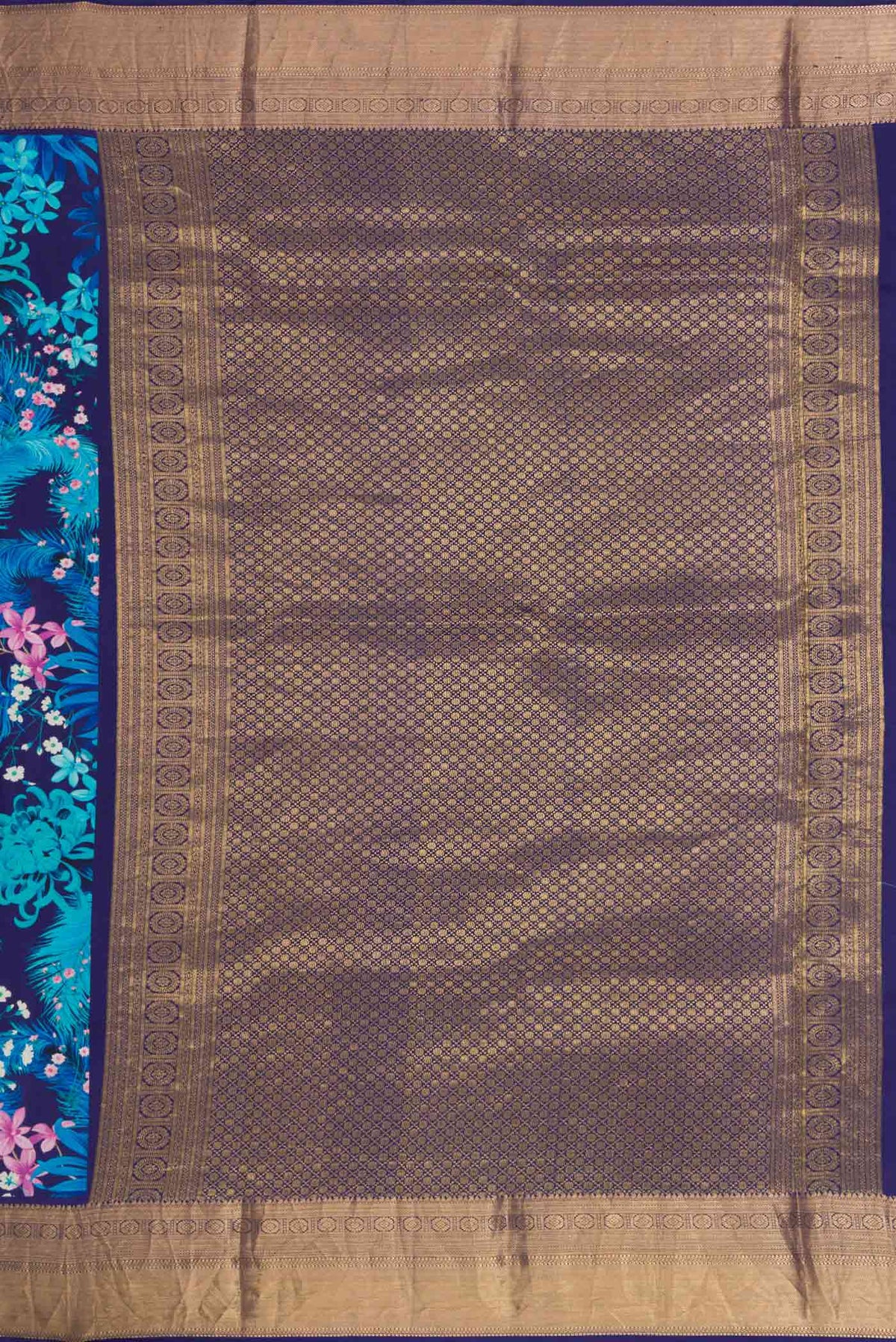 Close up image of the pallu of Blue Dual Tone Kanchipuram Silk SareePrinted design on the body and Zari Border