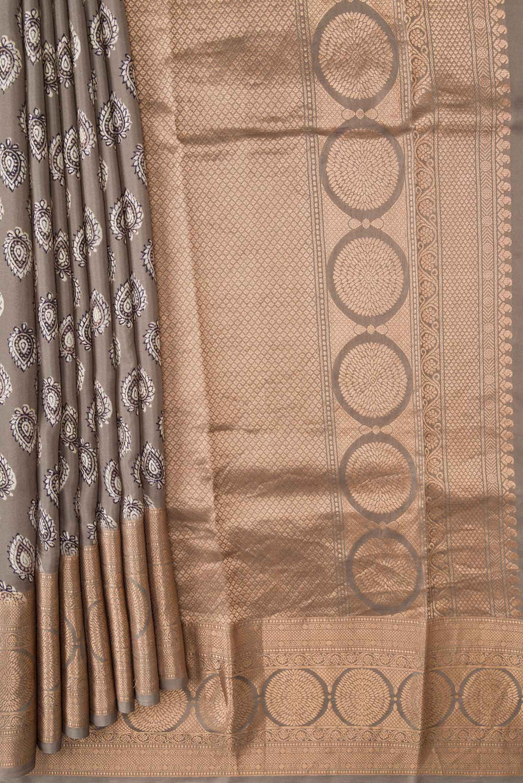 Pleats and pallu of Grey Dual Tone Kanchipuram Silk Saree with Printed design on the body and Temple Border