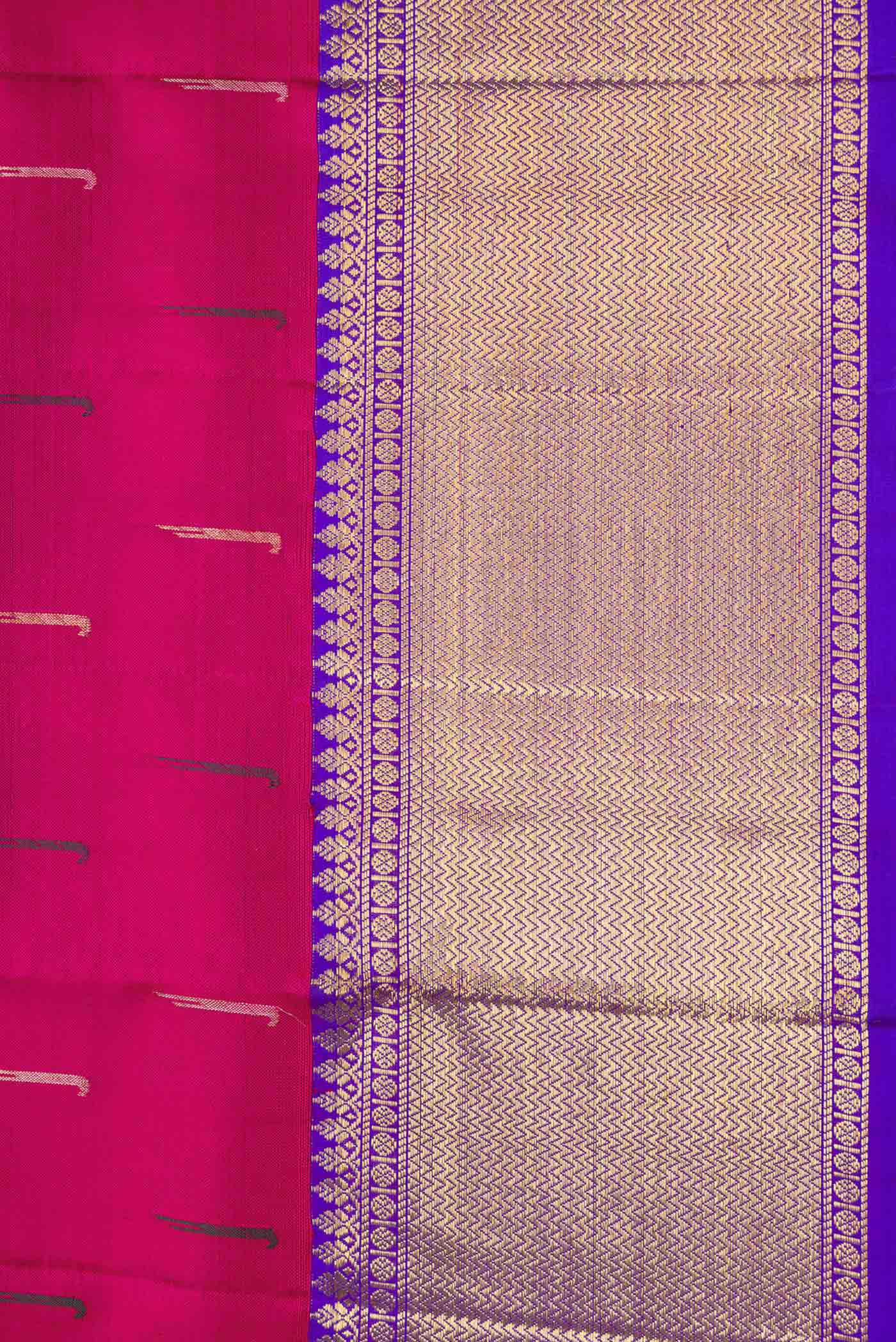 Border image of Magenta Dual Tone Kanchipuram Silk Saree with Zari And Thread Butta on the body and Zari Border. 