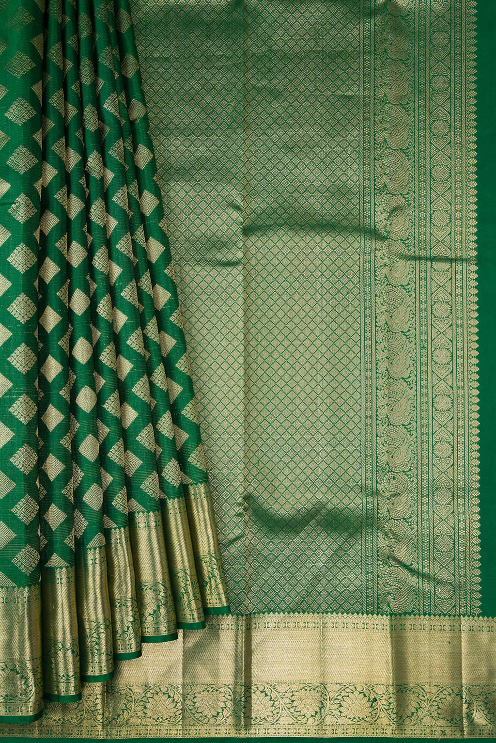 Pleats and pallu of Green Dual Tone Kanchipuram Silk Saree with Zari Brocade on the body and Zari Border. 