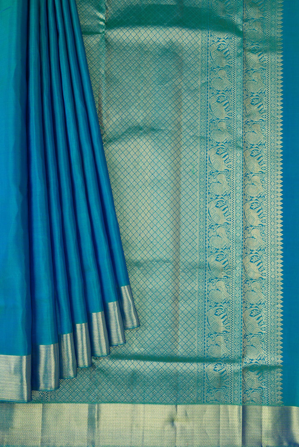 Pleats and pallu of Peacock Blue Dual Tone Kanjivaram Silk Nine Yards Saree with Plain Body and Zari Border. 