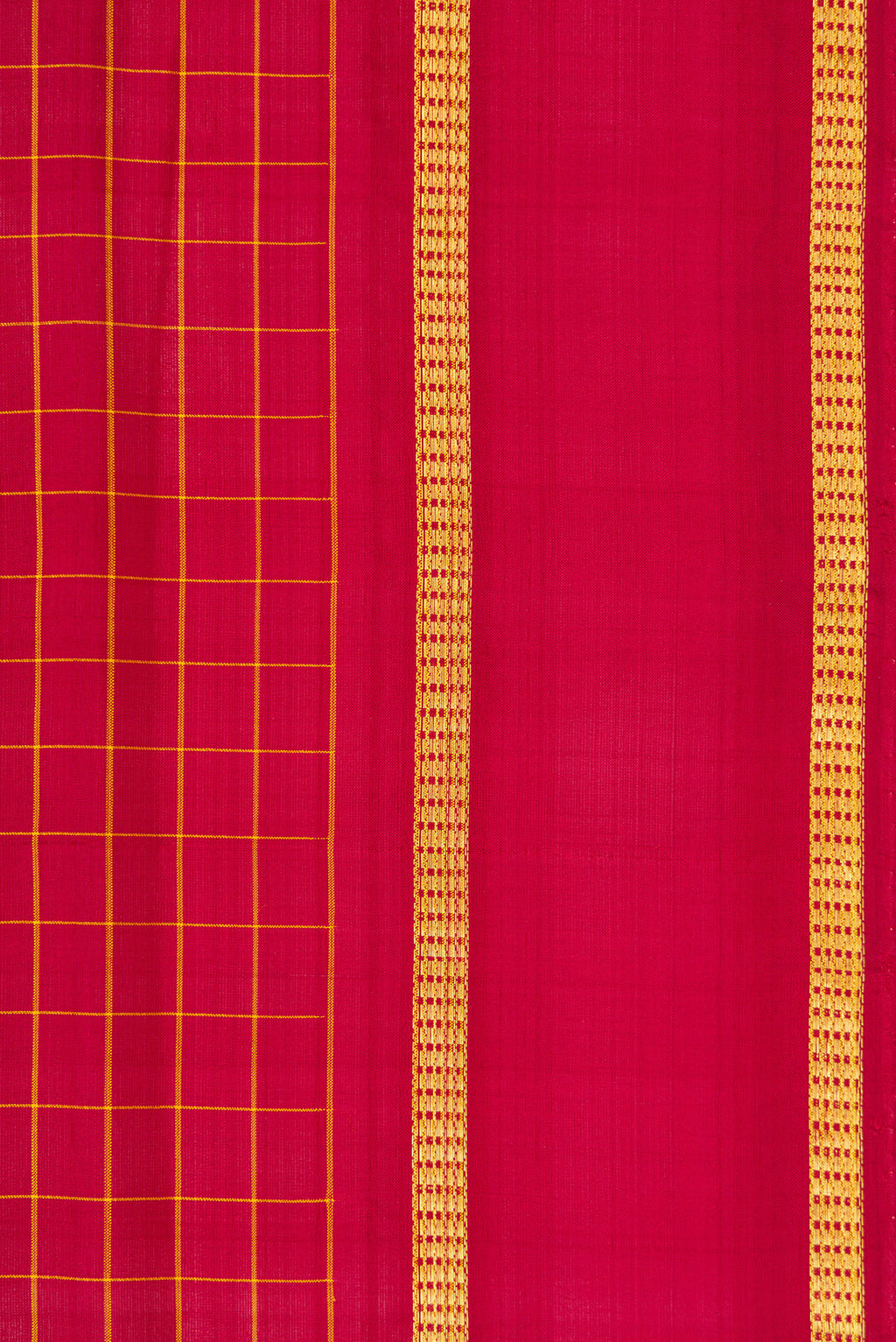 Border image of Pure Silk Pure Zari Maroon Dual Tone Kanchipuram Nine Yards Saree with Checked design on the body and Zari Border. 