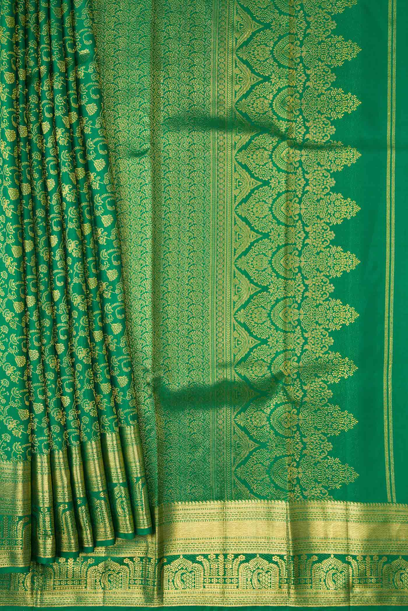 Pleats and pallu of Green Dual Tone Kanchipuram Silk Saree with Zari Brocade on the body and Zari Border