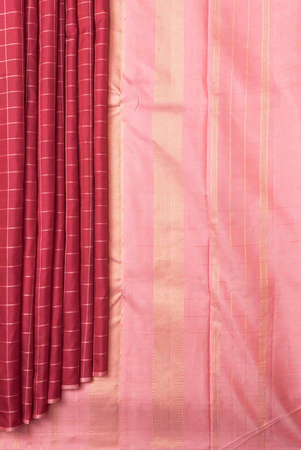 Pleats and pallu of Maroon Dual Tone Kanjivaram Silk Saree with Checked design on the body and Without Border. 