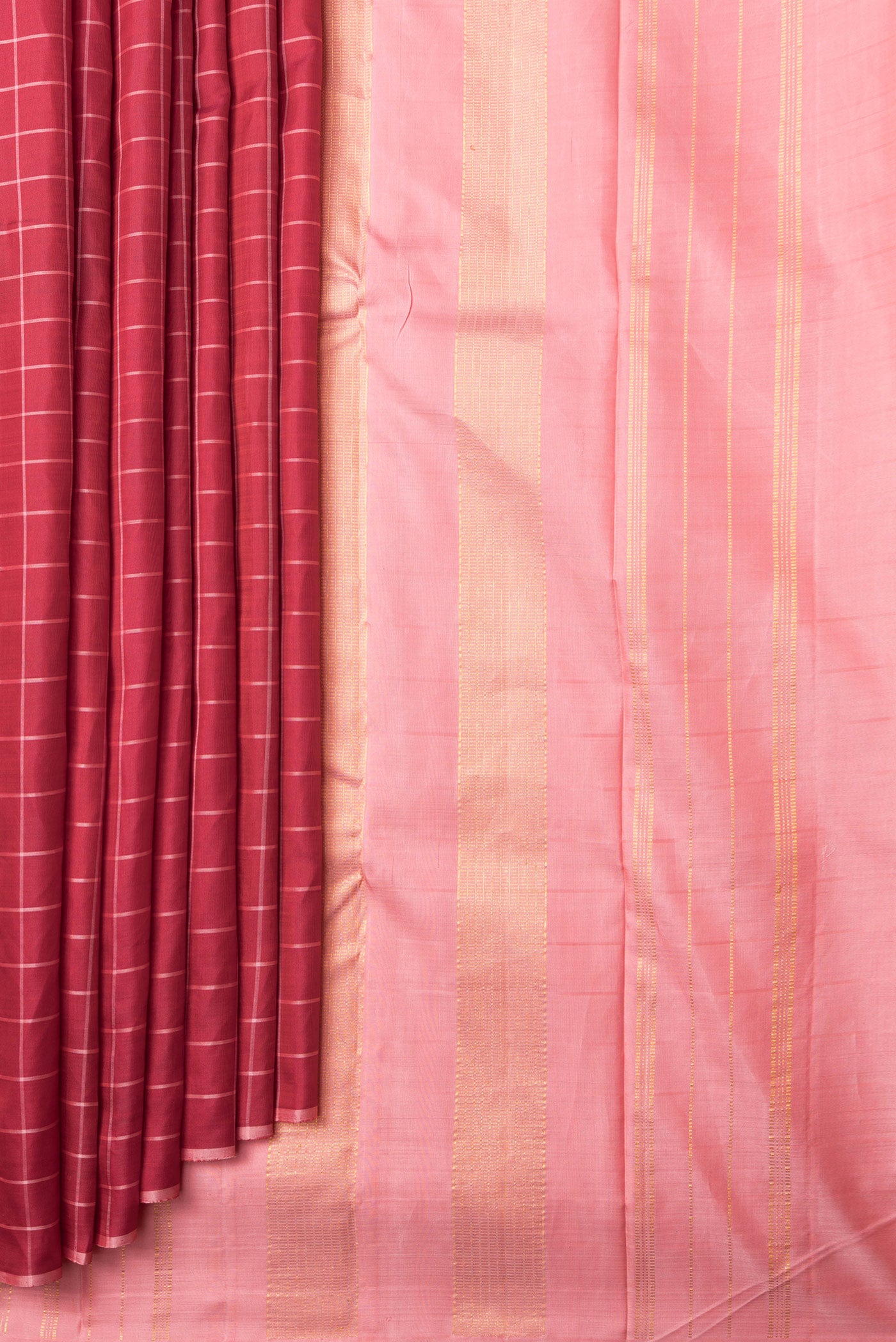 Pleats and pallu of Maroon Dual Tone Kanjivaram Silk Saree with Checked design on the body and Without Border. 