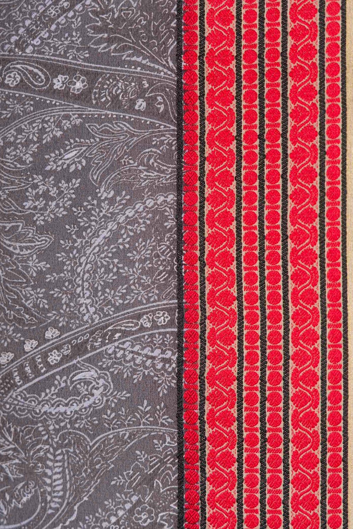 Border image of Grey Dual Tone Mysore Crepe Saree with Printed design on the body and Thread Border