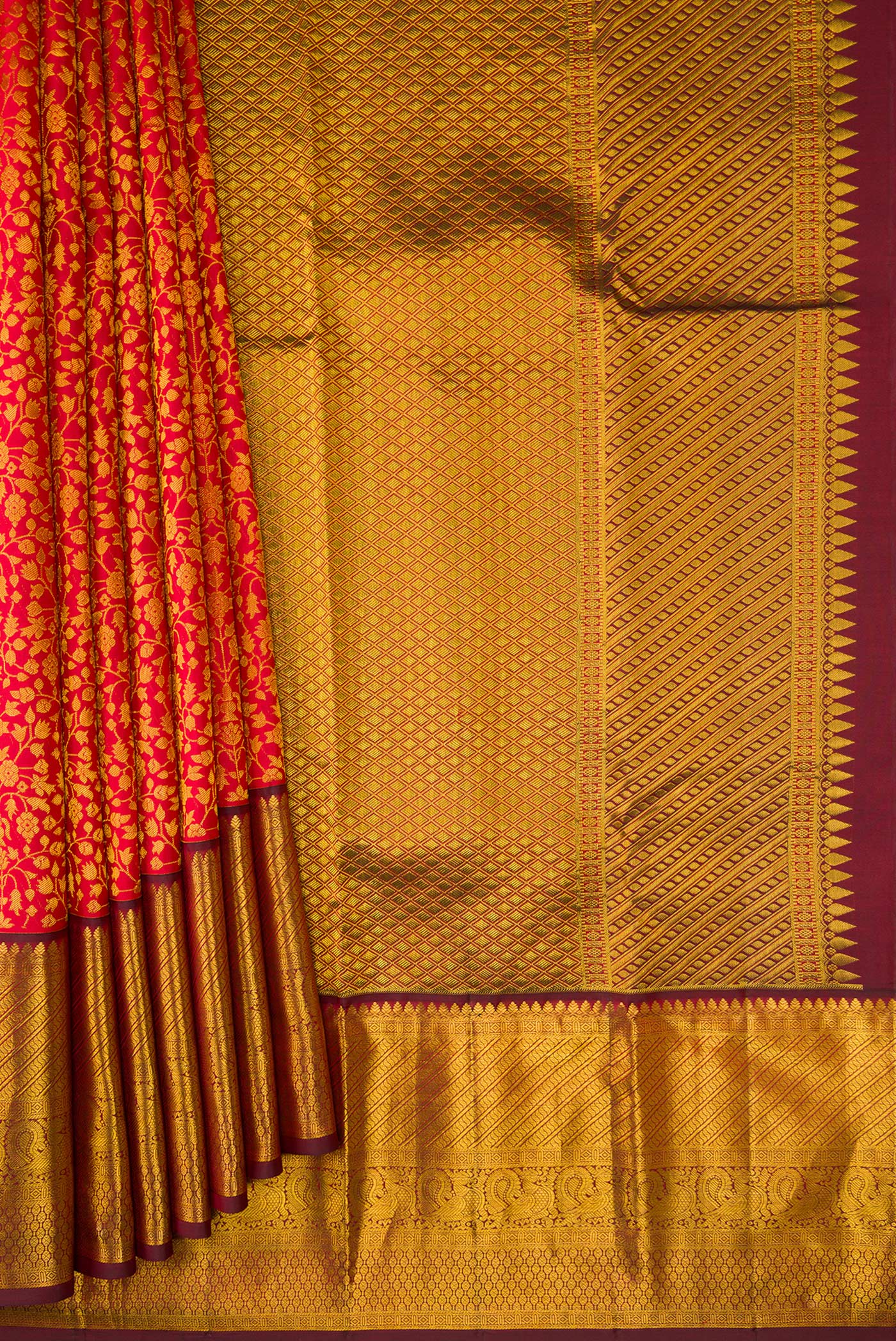 Pleats and pallu of Dark Pink Dual Tone Kanchipuram Silk Saree with Zari Brocade on the body and Zari Border. 