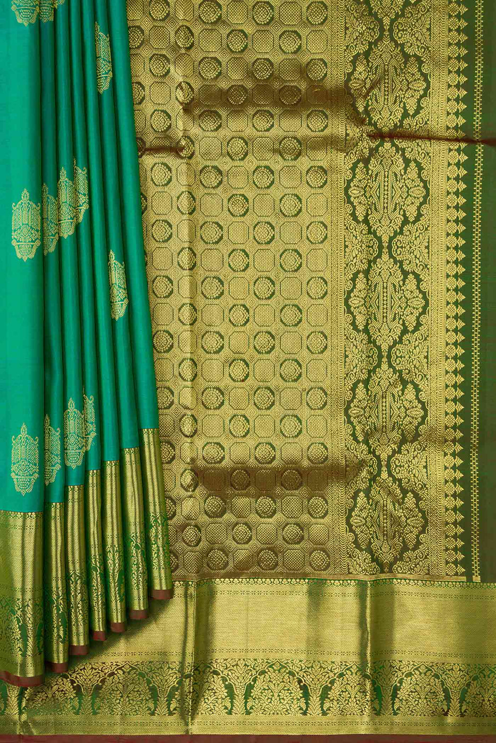 Pleats and pallu of Sea Green Dual Tone Kanchipuram Silk Saree with Zari Butta on the body and Zari Border. 