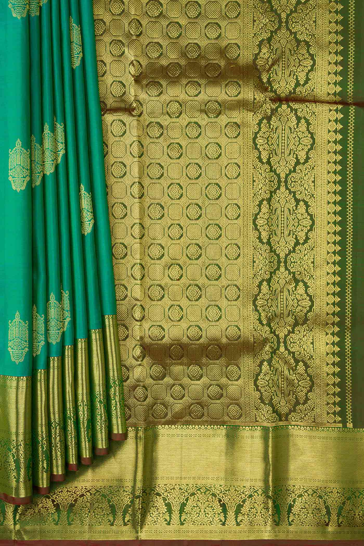 Pleats and pallu of Sea Green Dual Tone Kanchipuram Silk Saree with Zari Butta on the body and Zari Border. 