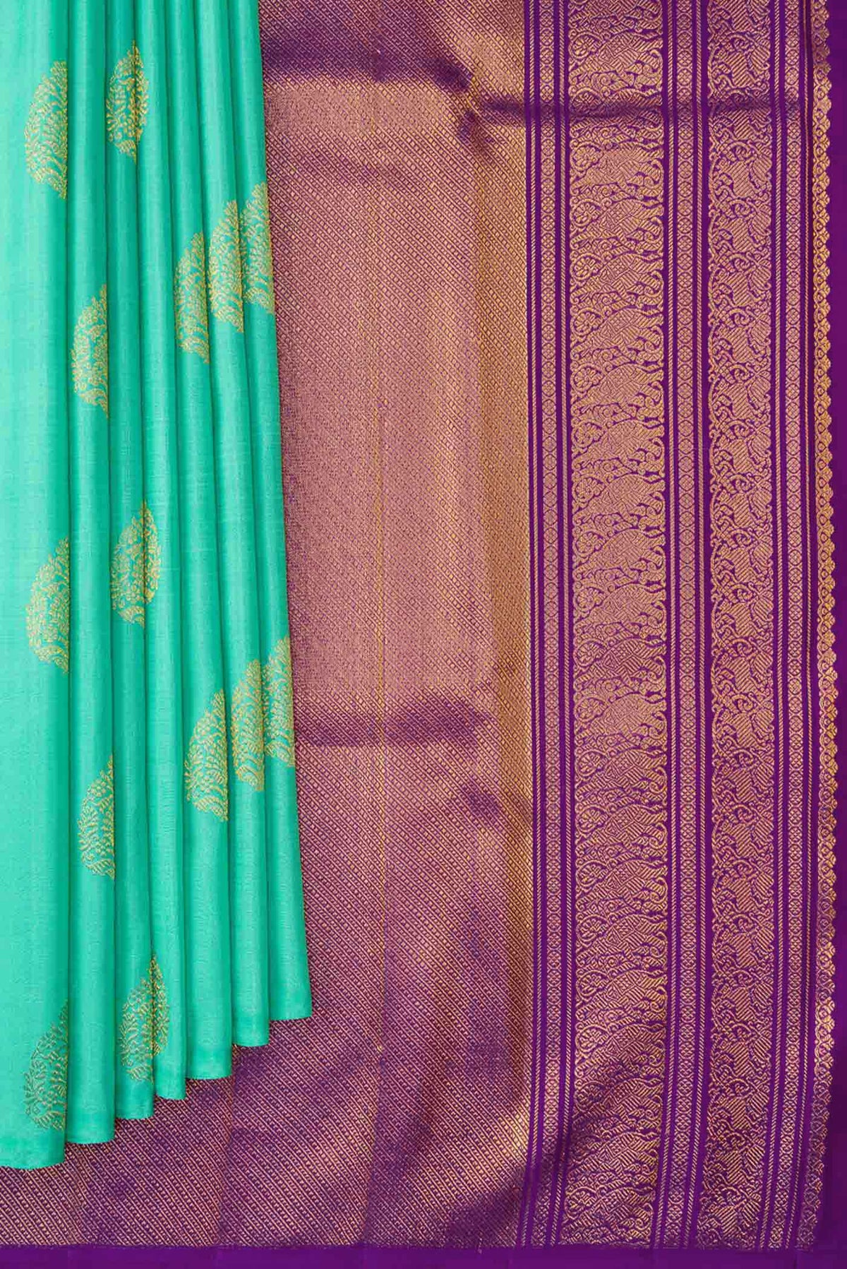 Pleats and pallu of Sea Green Dual Tone Kanchipuram Silk Saree with Zari Butta on the body and Without Border. 