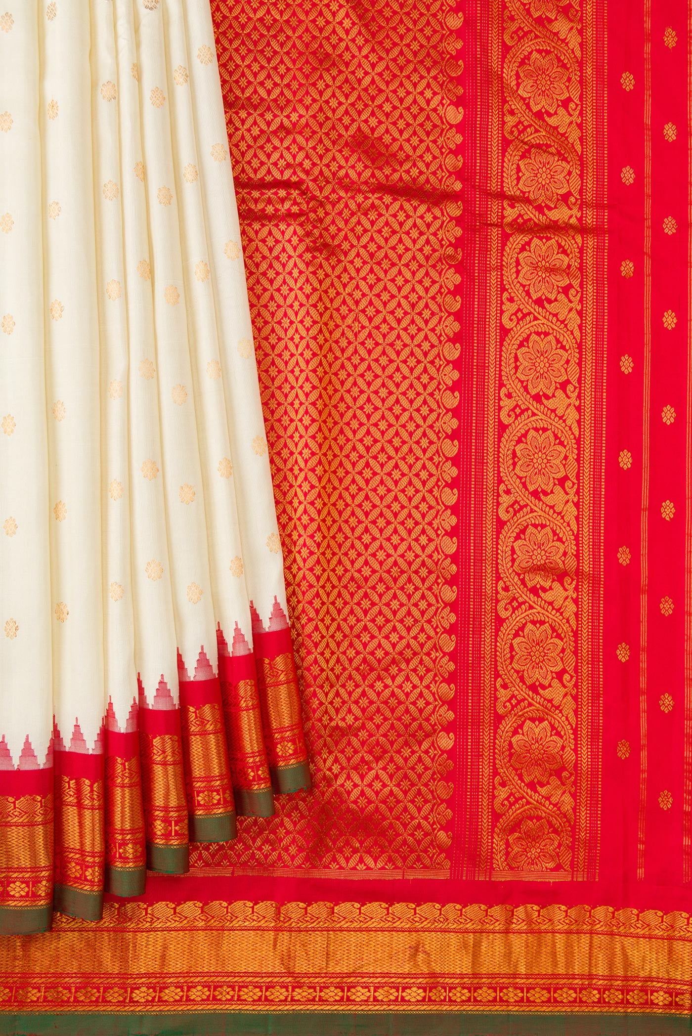 Pleats and pallu of Off White Dual Tone Gadwal Silk Saree with Zari Butta on the body and Zari Border. 