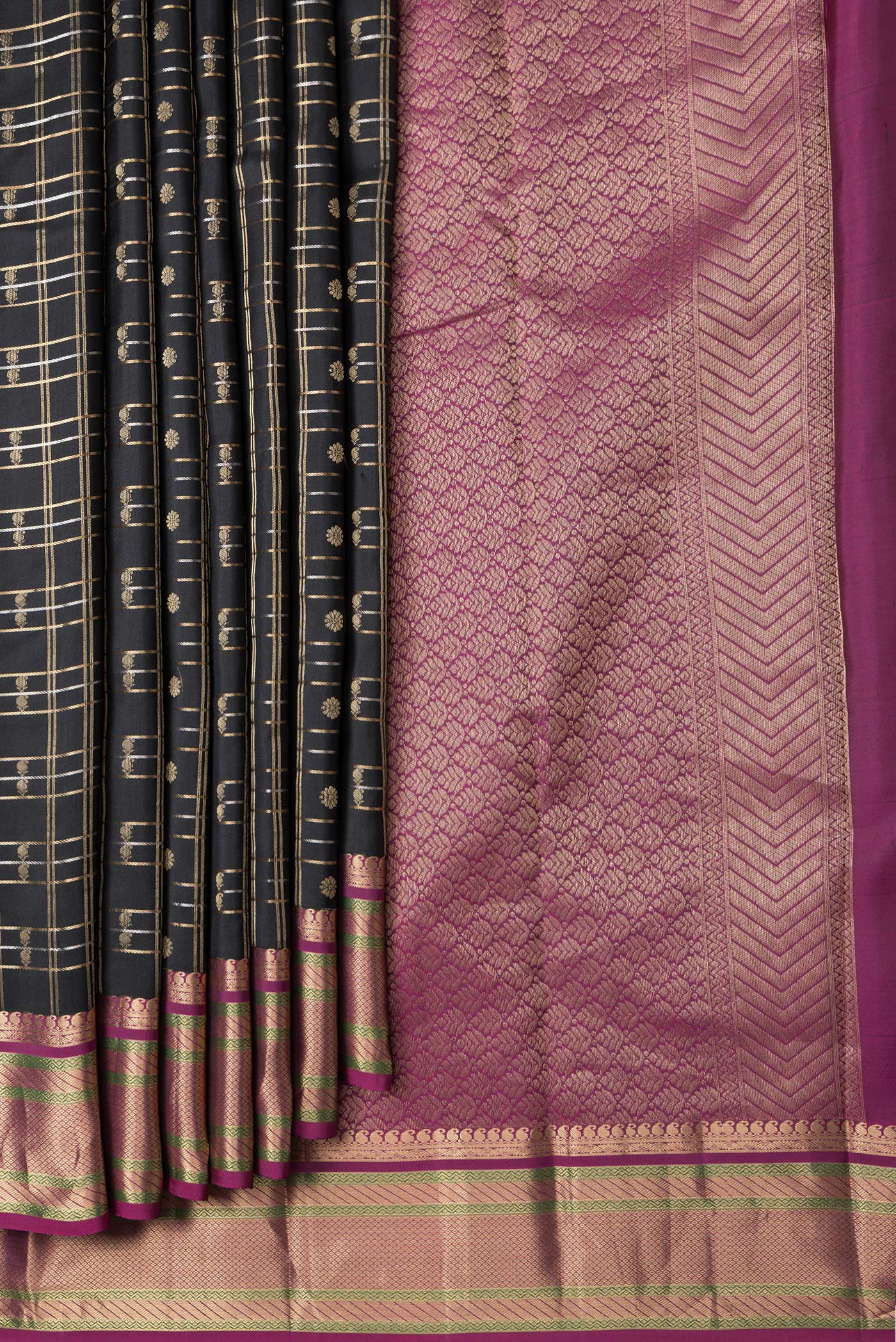 Pleats and pallu of Black Dual Tone Kanchipuram Silk Saree with Checked design on the body and Zari Border. 