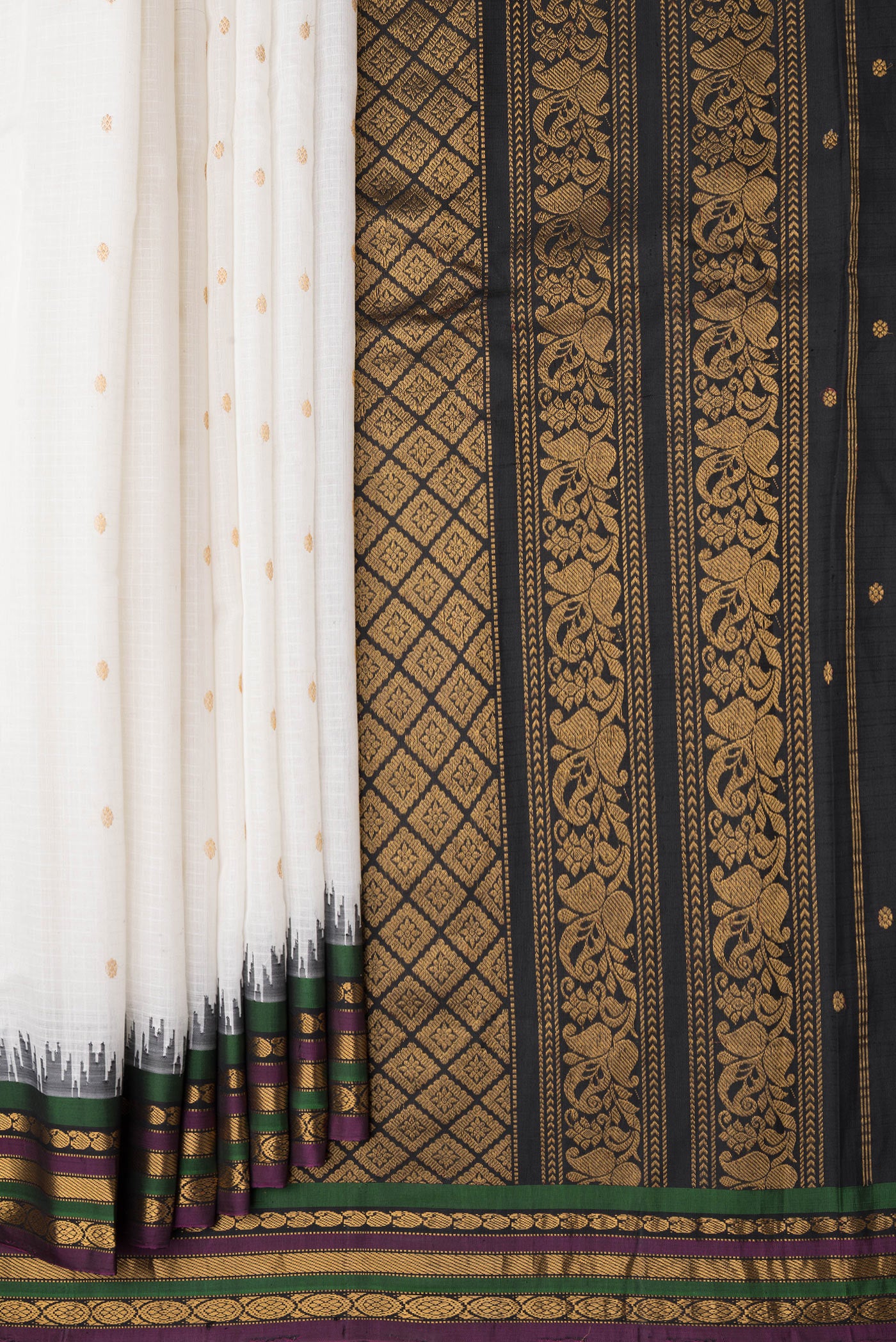 Pleats and pallu of White Dual Tone Gadwal Silk Cotton Saree with Checked design on the body and Zari Border. 