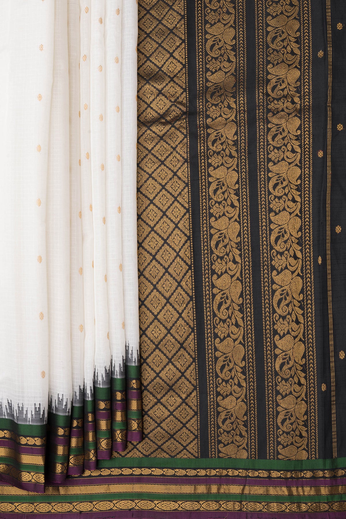 Pleats and pallu of White Dual Tone Gadwal Silk Cotton Saree with Checked design on the body and Zari Border. 