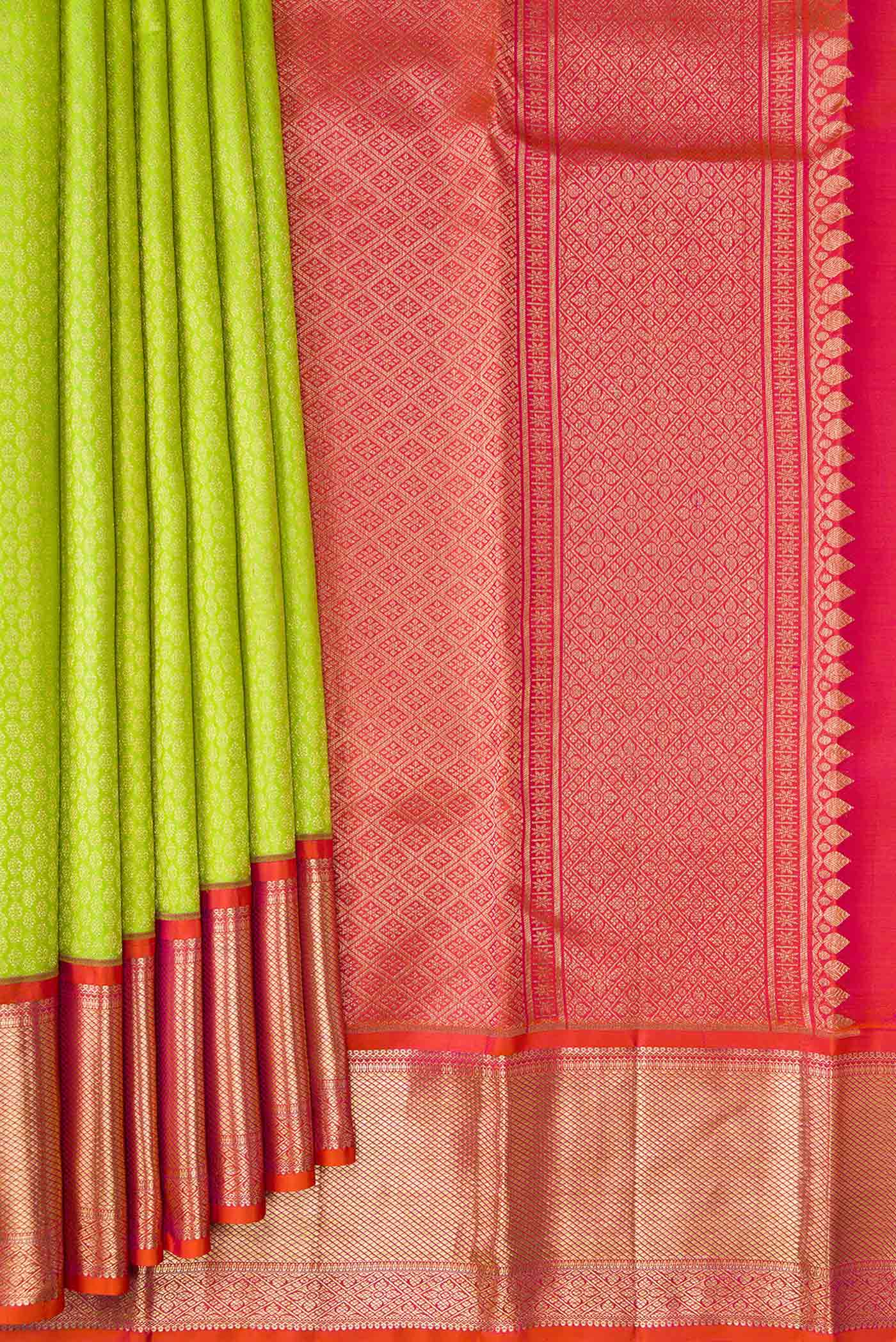 Pleats and pallu of Green Dual Tone Kanchipuram Silk Saree with Zari Brocade on the body and Zari Border. 