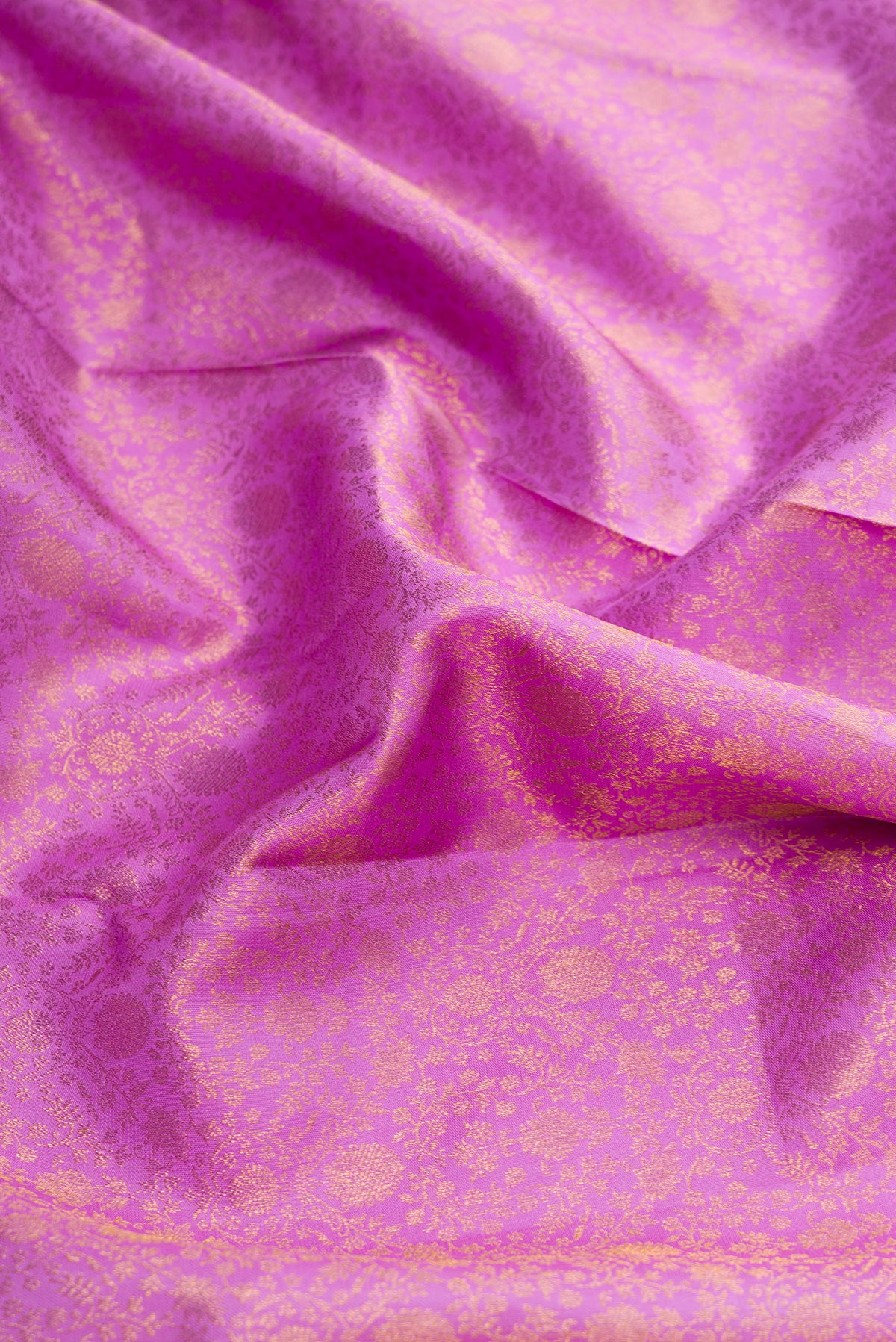Close up of Lavender Dual Tone Kanchipuram Silk Saree with Zari Brocade on the body and Zari Border.  displaying folds