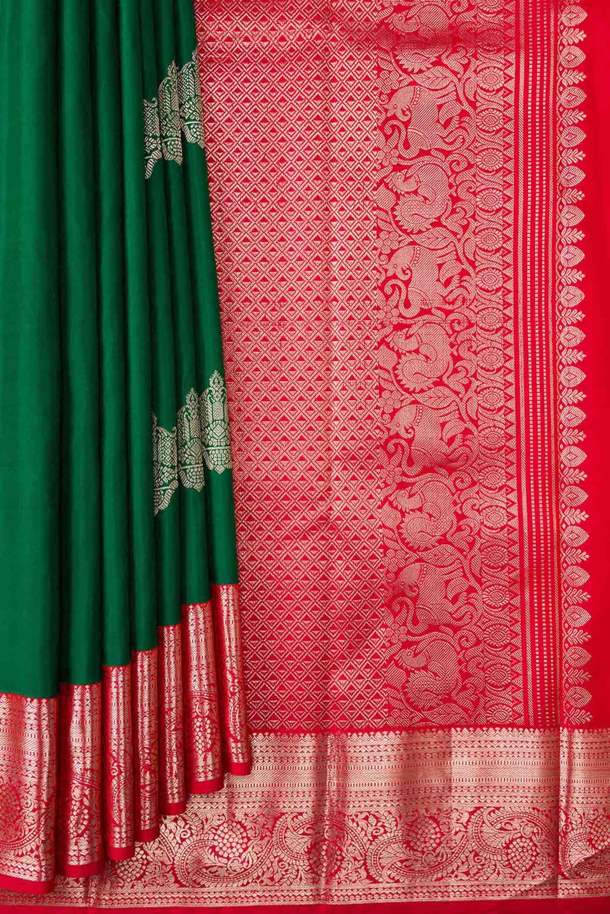 Pleats and pallu of Green Dual Tone Kanchipuram Silk Saree with Zari Butta on the body and Zari Border