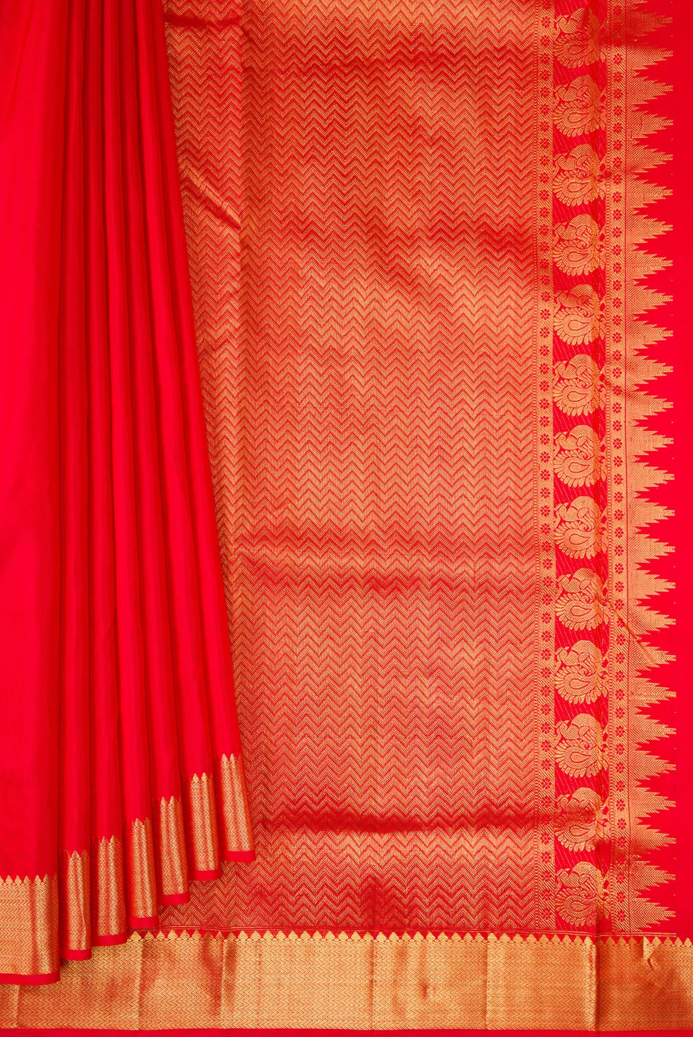 Pleats and pallu of Red Dual Tone Kanjivaram Silk Nine Yards Saree with Plain Body and Zari Border. 